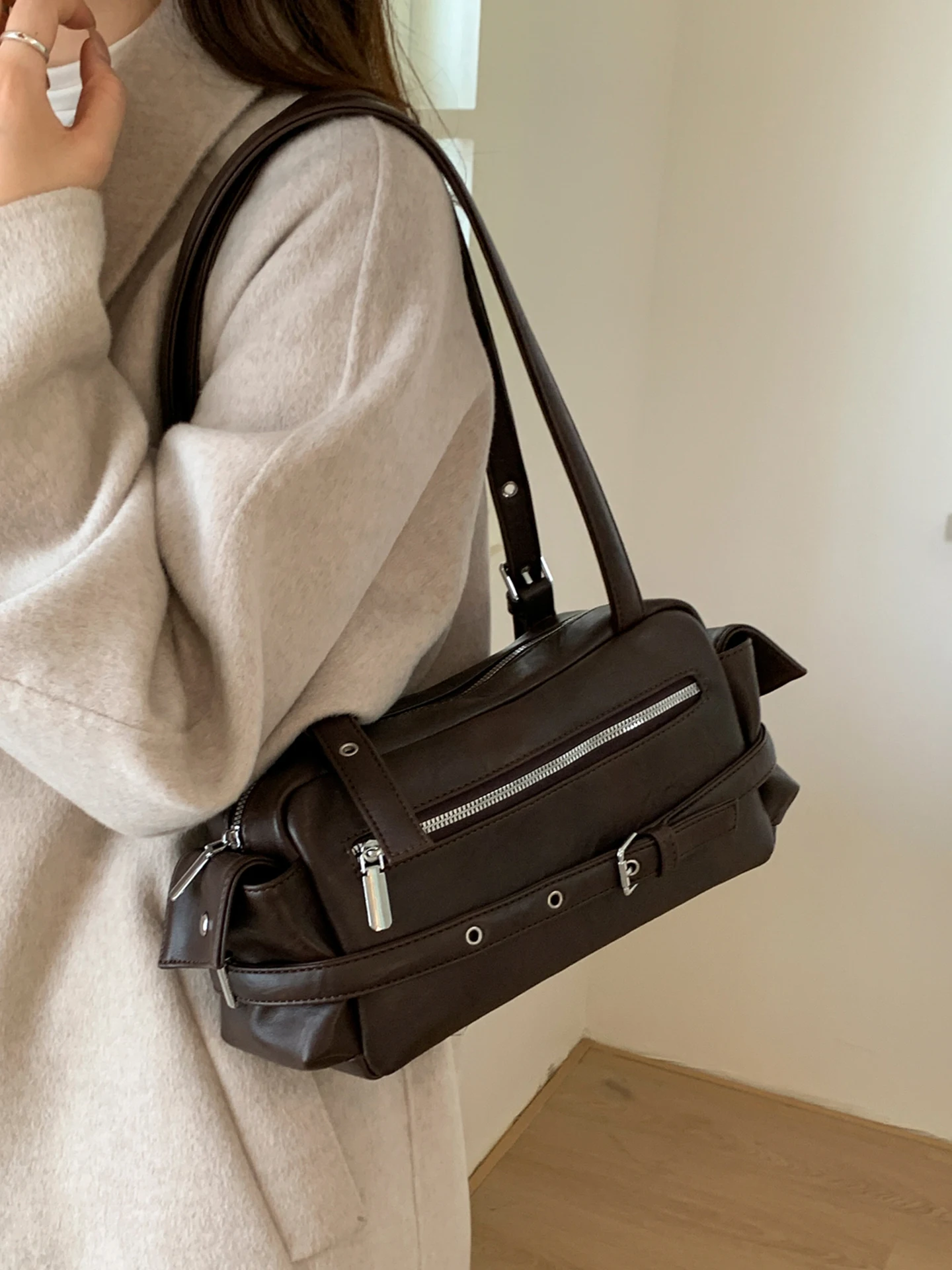 Маленькая женская сумка Cool Spicy Girl Sle под мышками, новинка 2025, ретро, французская сумка для хлеба, осень-зима, универсальная русалка, одинарная...
Маленькая женская сумка Cool Spicy Girl Sle под мышками, новинка 2025, ретро, французская сумка для хлеба, осень-зима, универсальная русалка, одинарная...