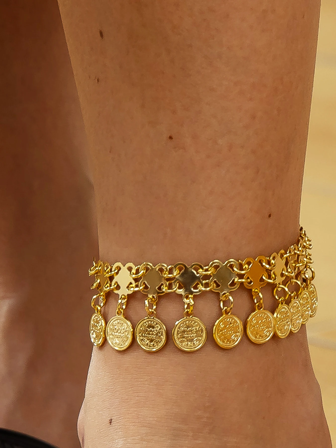 A Retro Ethnic Style Circular Pendant With Double-Layer Design,Suitable For Both Dancing Accessories And Bracelet/Anklet.
A Retro Ethnic Style Circular Pendant With Double-Layer Design,Suitable For Both Dancing Accessories And Bracelet/Anklet.