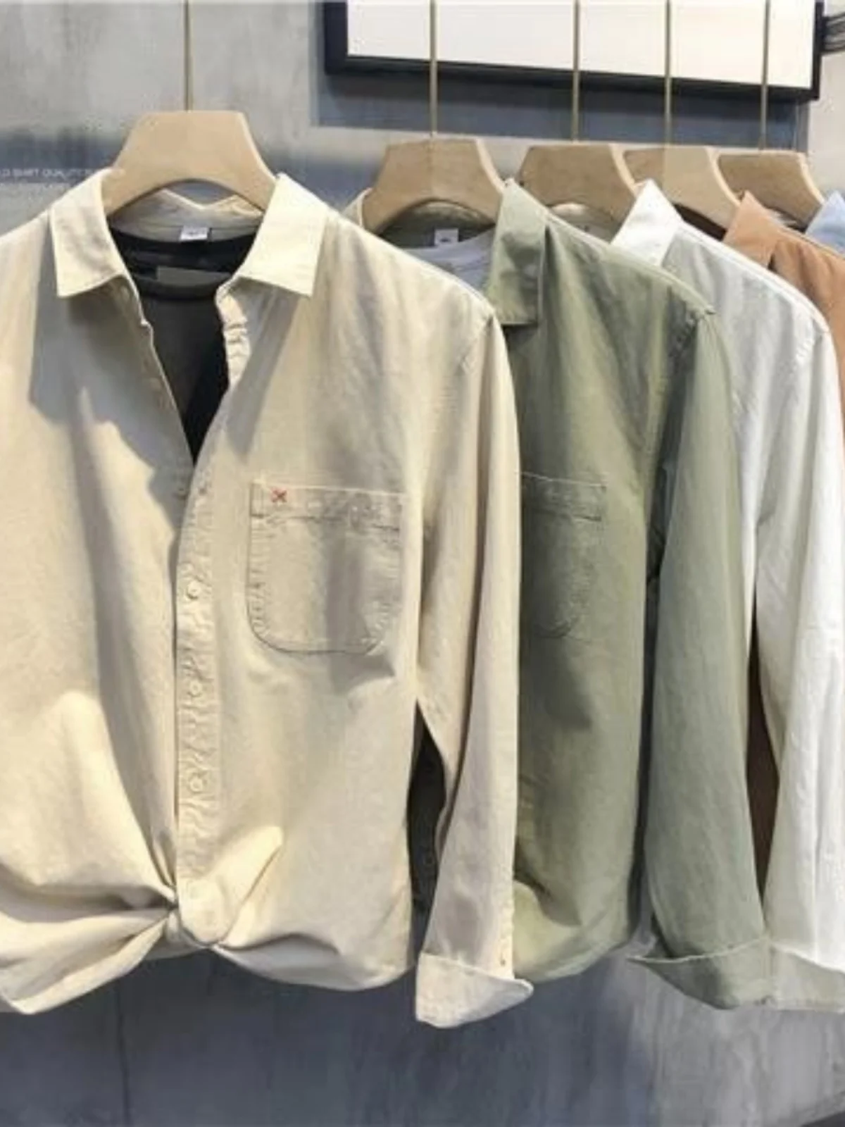 Весна-Осень 2024: Новая Простая Однотонная Мужская Повседневная Куртка-Свитер с Длинным Рукавом и Воротником, Молодежный Стиль, Приталенный Крой
Весна-Осень 2024: Новая Простая Однотонная Мужская Повседневная Куртка-Свитер с Длинным Рукавом и Воротником, Молодежный Стиль, Приталенный Крой