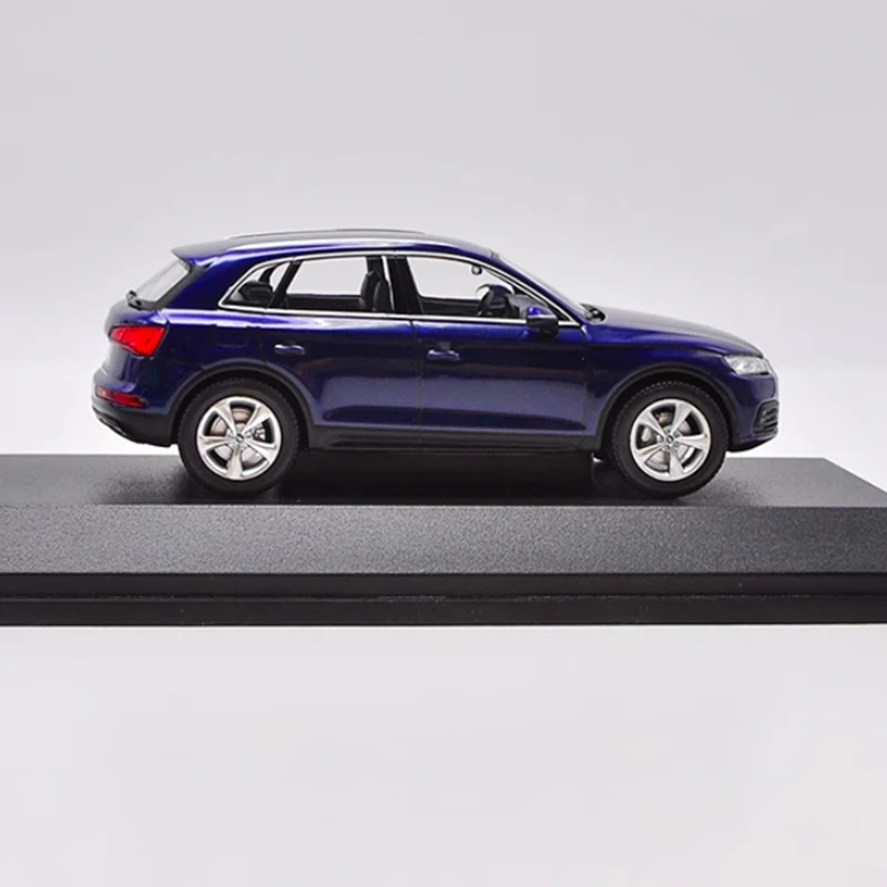 Оригинальный 1:43 Q5 внедорожник моделирование сплава модель автомобиля статическая коллекция украшенные праздничные подарки игрушки
Оригинальный 1:43 Q5 внедорожник моделирование сплава модель автомобиля статическая коллекция украшенные праздничные подарки игрушки
