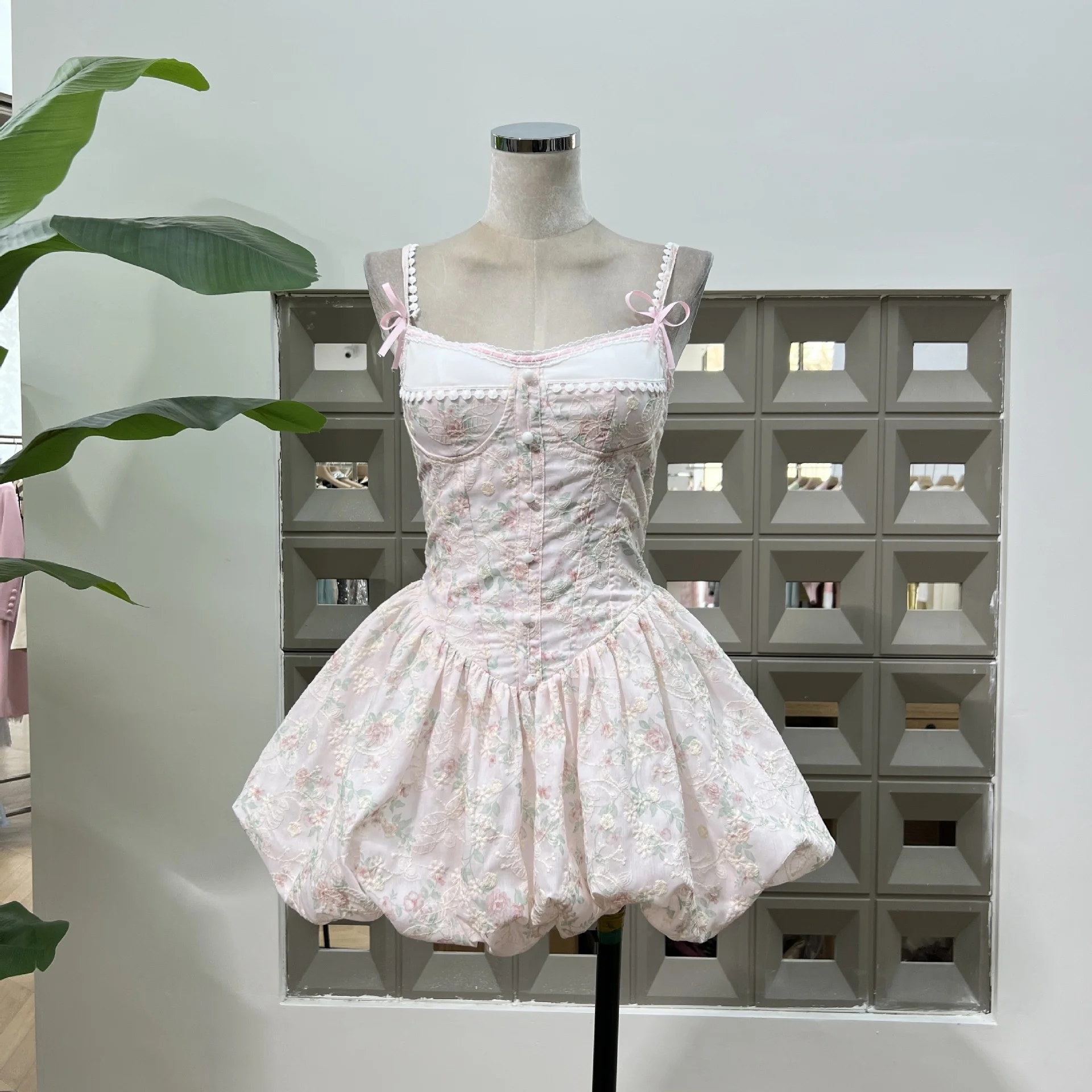 French Sweet Pure Style Backless Floral Sling Dress Women Summer Slim Fit A-Line Short Dress Puff Style E-Girls Elegant Clothes 
French Sweet Pure Style Backless Floral Sling Dress Women Summer Slim Fit A-Line Short Dress Puff Style E-Girls Elegant Clothes