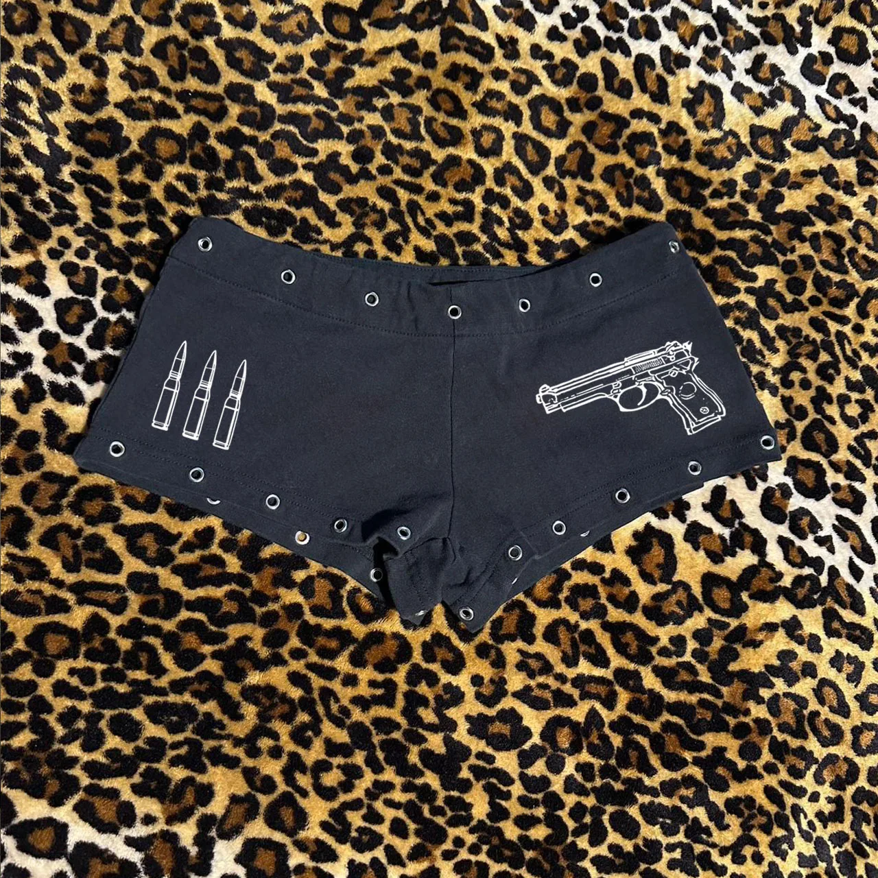 Gothic garbage American fashion Y2K geometric shorts rivet design hip-hop shorts street fashion punk hot pants unique retro pant
Gothic garbage American fashion Y2K geometric shorts rivet design hip-hop shorts street fashion punk hot pants unique retro pant