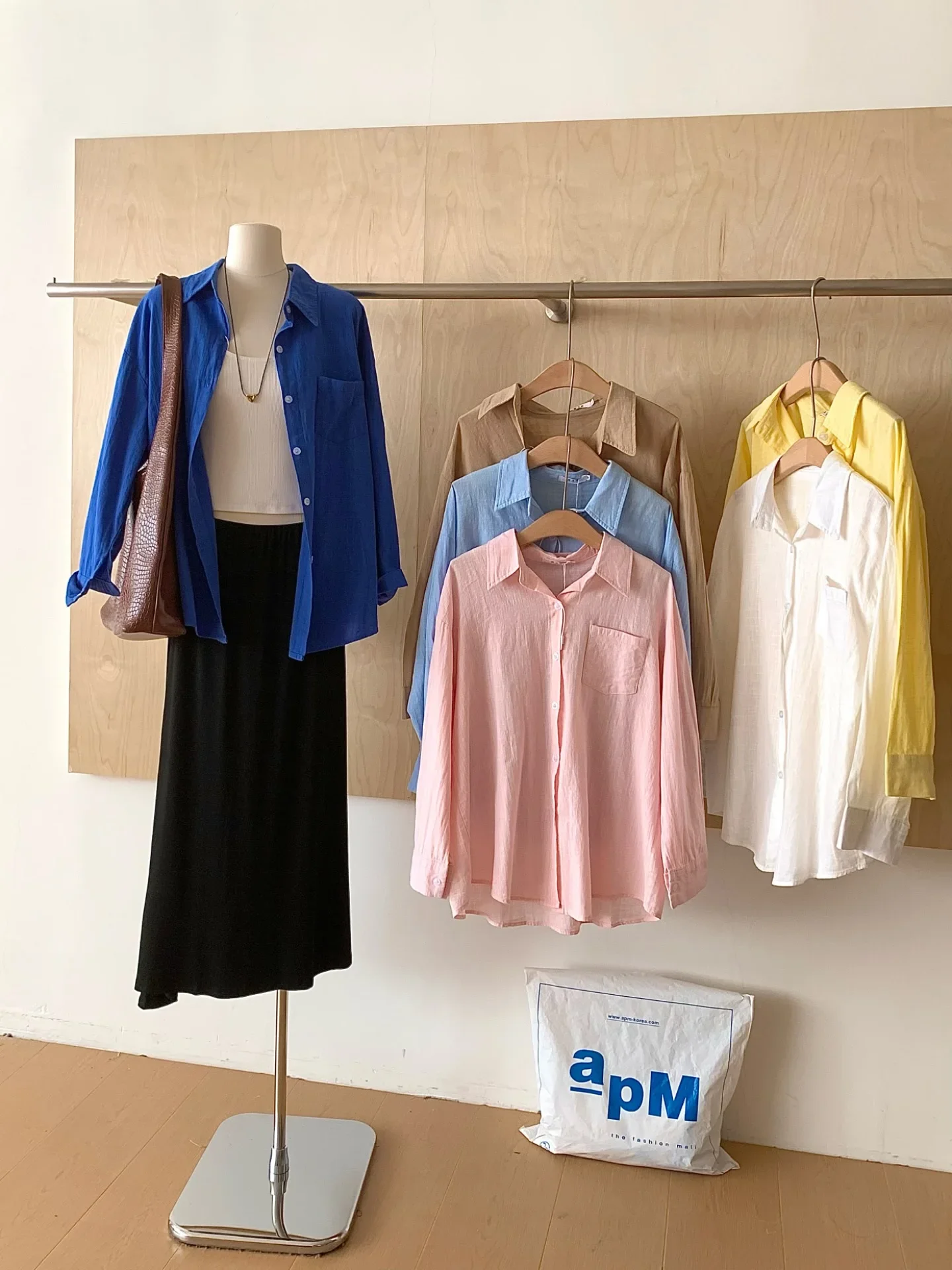 Женская льняная рубашка в корейском стиле, летняя, тонкая, свободного кроя, с длинным рукавом, солнцезащитная, однотонная, с воротником, в стиле High Street
Женская льняная рубашка в корейском стиле, летняя, тонкая, свободного кроя, с длинным рукавом, солнцезащитная, однотонная, с воротником, в стиле High Street