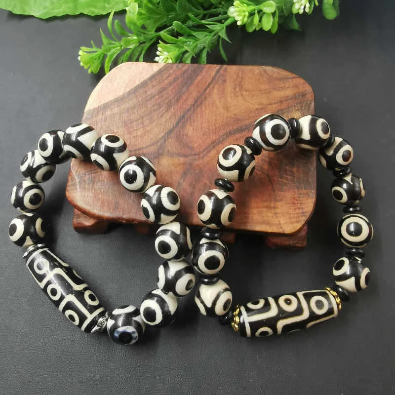 Tibetan nine- men women, three-eye dzi bracelet, black and white chalcedony agate Buddha bead
Tibetan nine- men women, three-eye dzi bracelet, black and white chalcedony agate Buddha bead