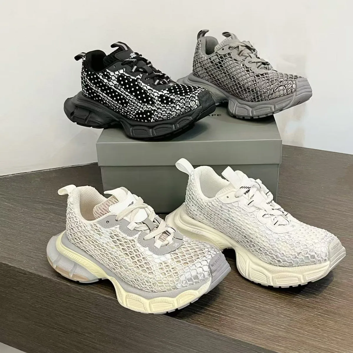 Модельерские массивные кроссовки для женщин и мужчин, дышащая спортивная обувь на платформе в стиле пэчворк с воздушной сеткой
Модельерские массивные кроссовки для женщин и мужчин, дышащая спортивная обувь на платформе в стиле пэчворк с воздушной сеткой