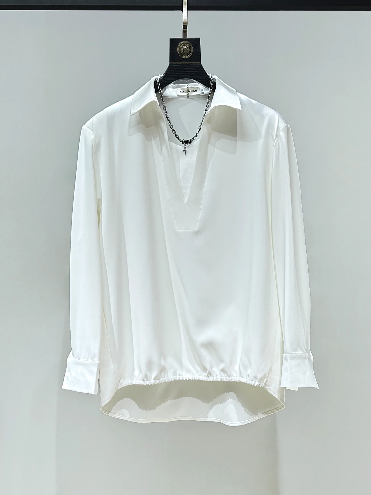 Мужской повседневный универсальный пуловер с V-образным вырезом и длинными рукавами, имитация двухслойности, оригинальный дизайн для дома
Мужской повседневный универсальный пуловер с V-образным вырезом и длинными рукавами, имитация двухслойности, оригинальный дизайн для дома