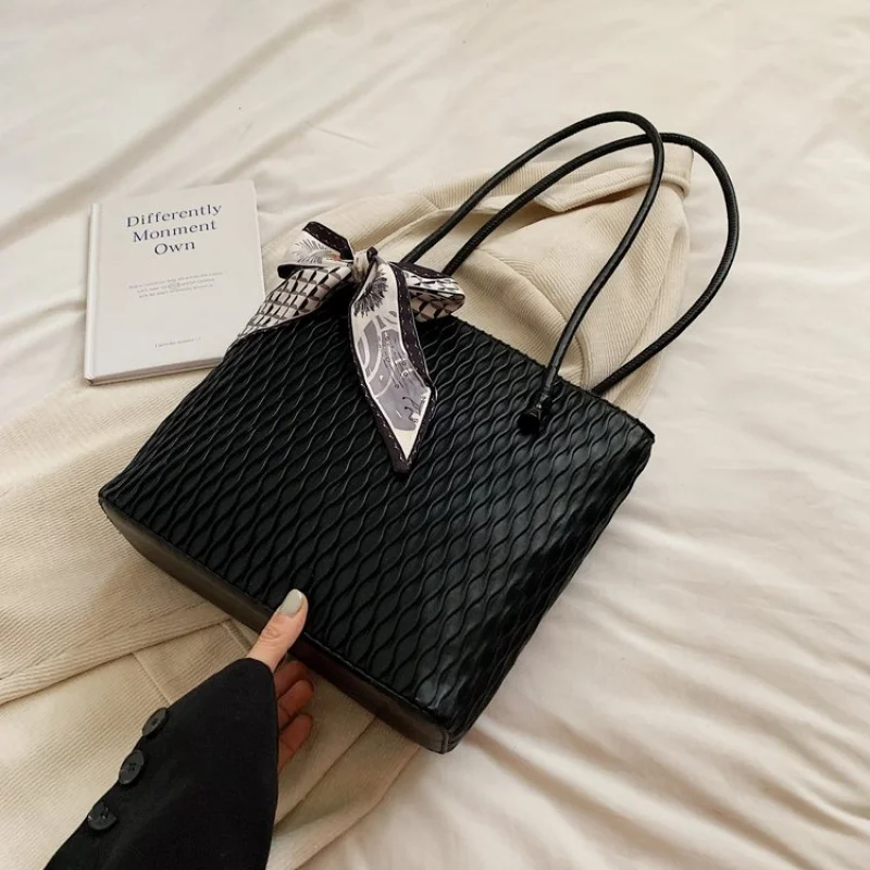 Luxury Designer Tote Bag For Women In Premium Leather With Structured Shape And Dual Handles
Luxury Designer Tote Bag For Women In Premium Leather With Structured Shape And Dual Handles