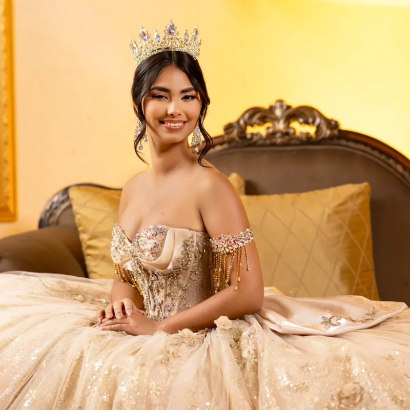 Customized Shiny champagne Quinceanera Dresses Off the Shoulder Sequin decal 3D flower Tull Long tail Vestido 15 Quinceanera
Customized Shiny champagne Quinceanera Dresses Off the Shoulder Sequin decal 3D flower Tull Long tail Vestido 15 Quinceanera