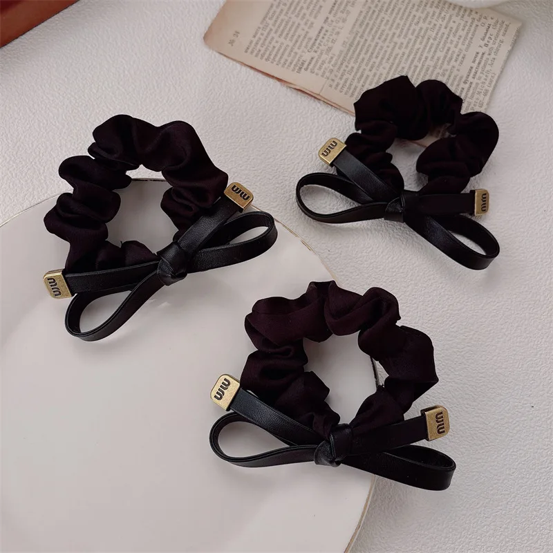 New classic daily plain-color versatile black bowheadband for women, a high-end and niche style ponytail hair accessory.
New classic daily plain-color versatile black bowheadband for women, a high-end and niche style ponytail hair accessory.