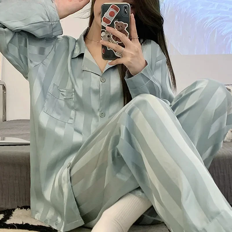 Женская атласная рубашка с длинным рукавом, Элегантная удобная шелковая рубашка в полоску, жаккардовая одежда для сна во французском стиле, 2 предмета, весна-лето
Женская атласная рубашка с длинным рукавом, Элегантная удобная шелковая рубашка в полоску, жаккардовая одежда для сна во французском стиле, 2 предмета, весна-лето