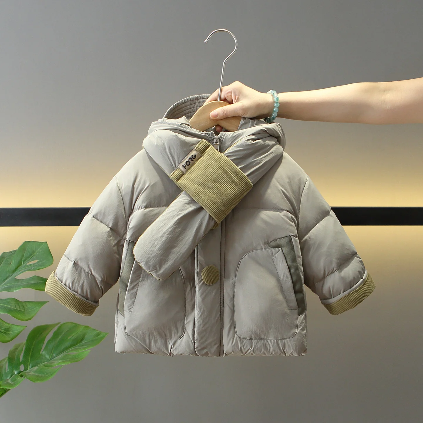 Утепленная зимняя куртка для мальчиков с белым пухом, теплая зимняя одежда, детская верхняя одежда, молодежная модная корейская куртка свободного кроя
Утепленная зимняя куртка для мальчиков с белым пухом, теплая зимняя одежда, детская верхняя одежда, молодежная модная корейская куртка свободного кроя