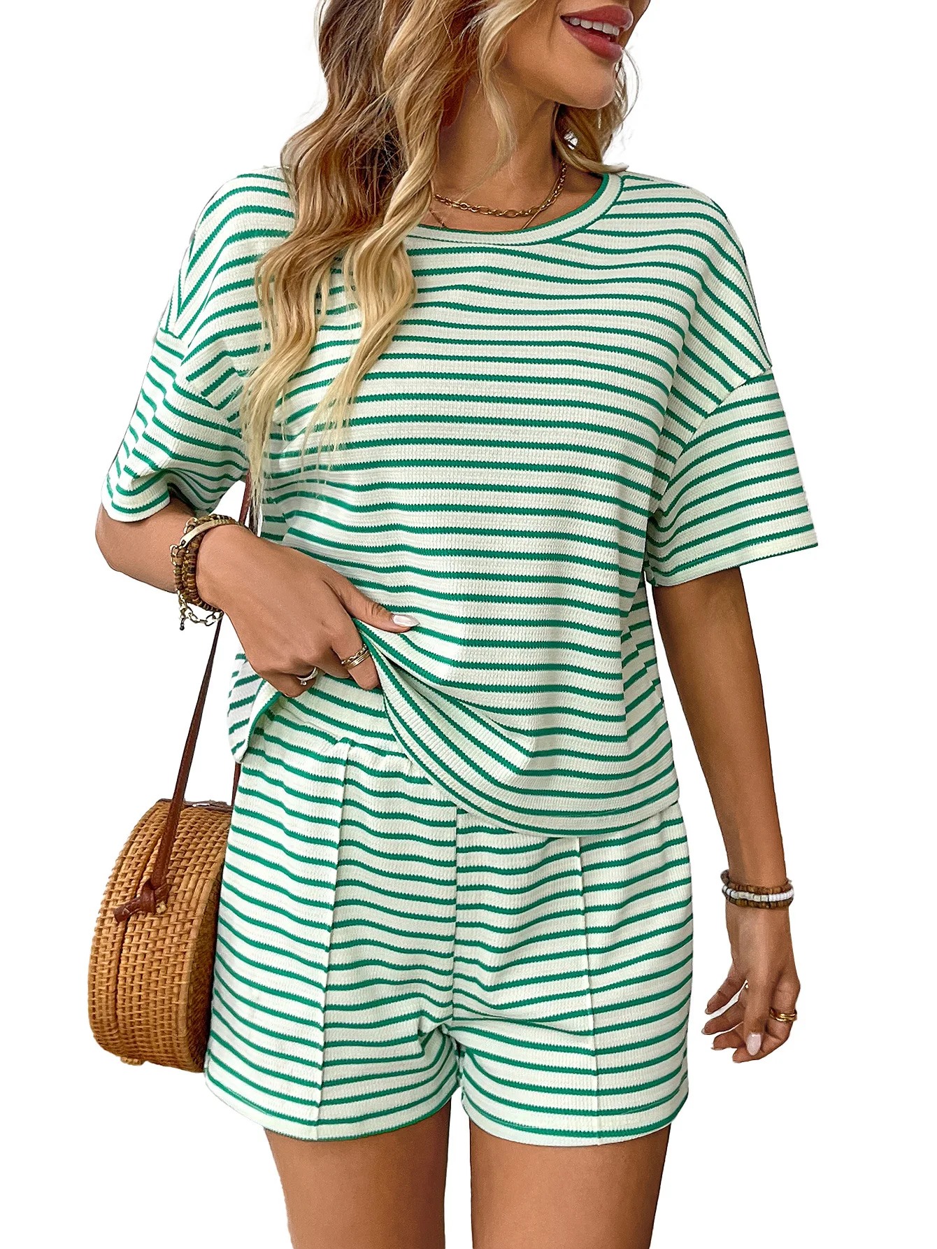 Summer Women's Casual Sports Short Set Fashion Knitted Striped Printed Round Neck Short Sleeve Top Loose Shorts Two-piece Set
Summer Women's Casual Sports Short Set Fashion Knitted Striped Printed Round Neck Short Sleeve Top Loose Shorts Two-piece Set