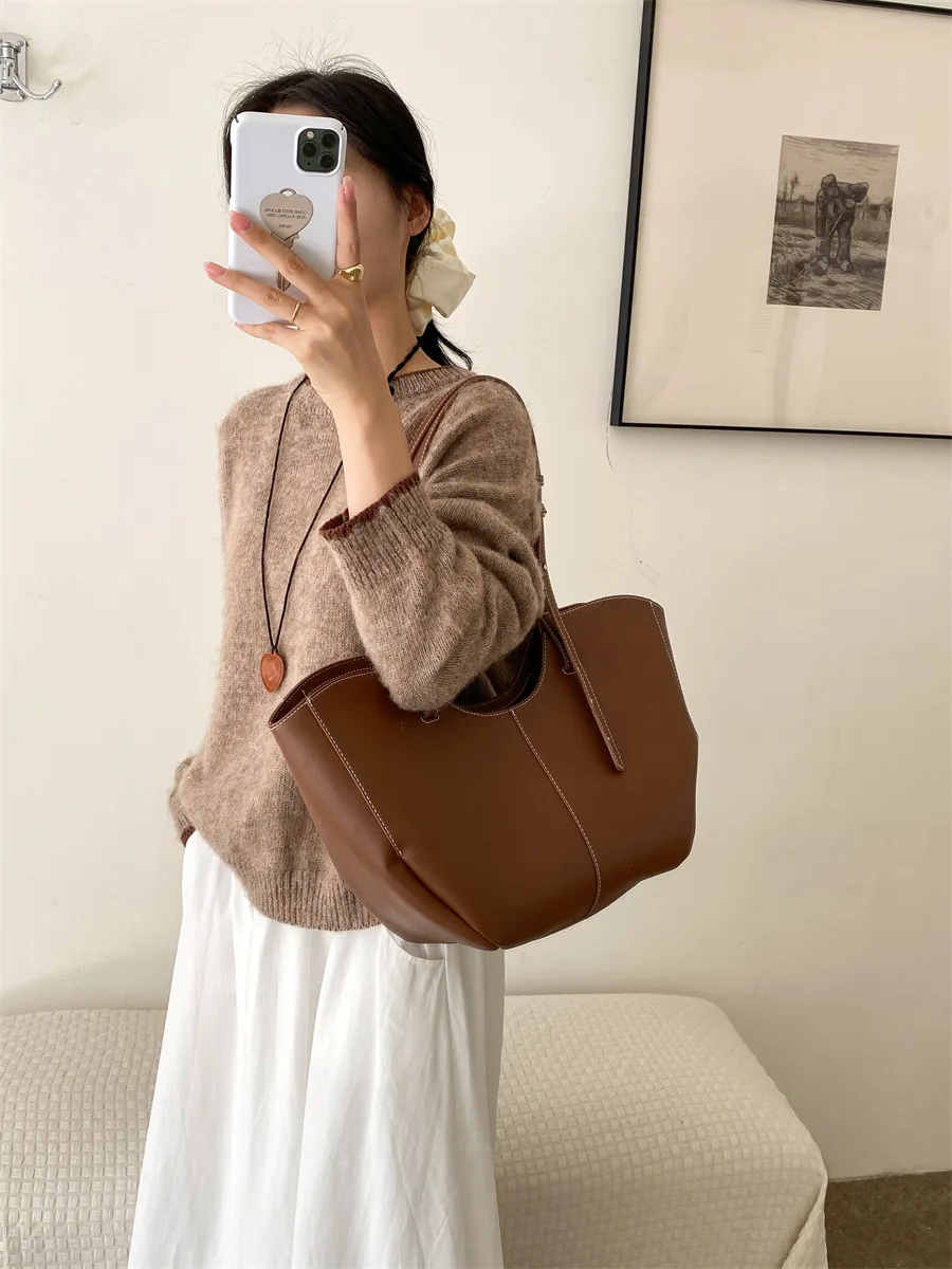 Luxury designer bags women high quality handbags elegant durable shoulder design stylish bag for shopping work school or travel
Luxury designer bags women high quality handbags elegant durable shoulder design stylish bag for shopping work school or travel