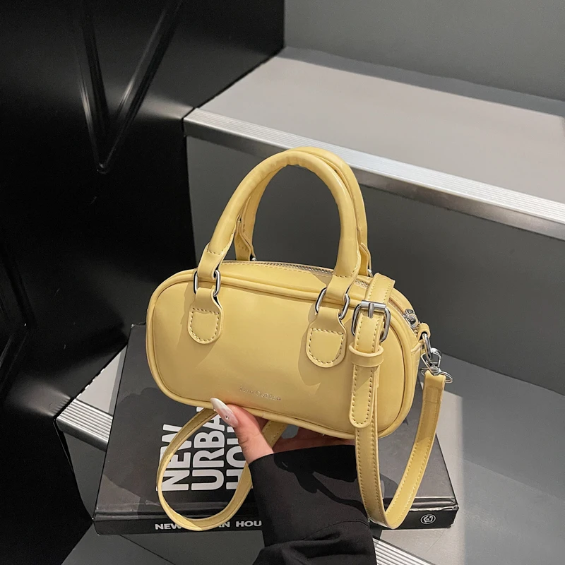 Fashionable niche hand-held bowling bag 2025 new simple and versatile shoulder bag trendy casual temperament women's bag
Fashionable niche hand-held bowling bag 2025 new simple and versatile shoulder bag trendy casual temperament women's bag