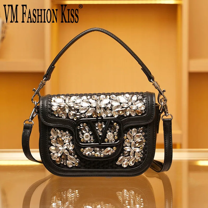 VM FASHION KISS Diamond Saddle Bag PU Leather Knitting Handbag Luxury Design Shoulder Crossbody Bag COVER Elegant Underarm Bag
VM FASHION KISS Diamond Saddle Bag PU Leather Knitting Handbag Luxury Design Shoulder Crossbody Bag COVER Elegant Underarm Bag