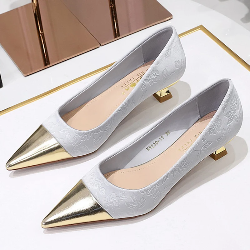 BIGTREE Shoes Women Metal patterned silk Low heeled shoes Metal splicing pointed Kitten heels 3 cm Elegant banquet shoes size 43
BIGTREE Shoes Women Metal patterned silk Low heeled shoes Metal splicing pointed Kitten heels 3 cm Elegant banquet shoes size 43