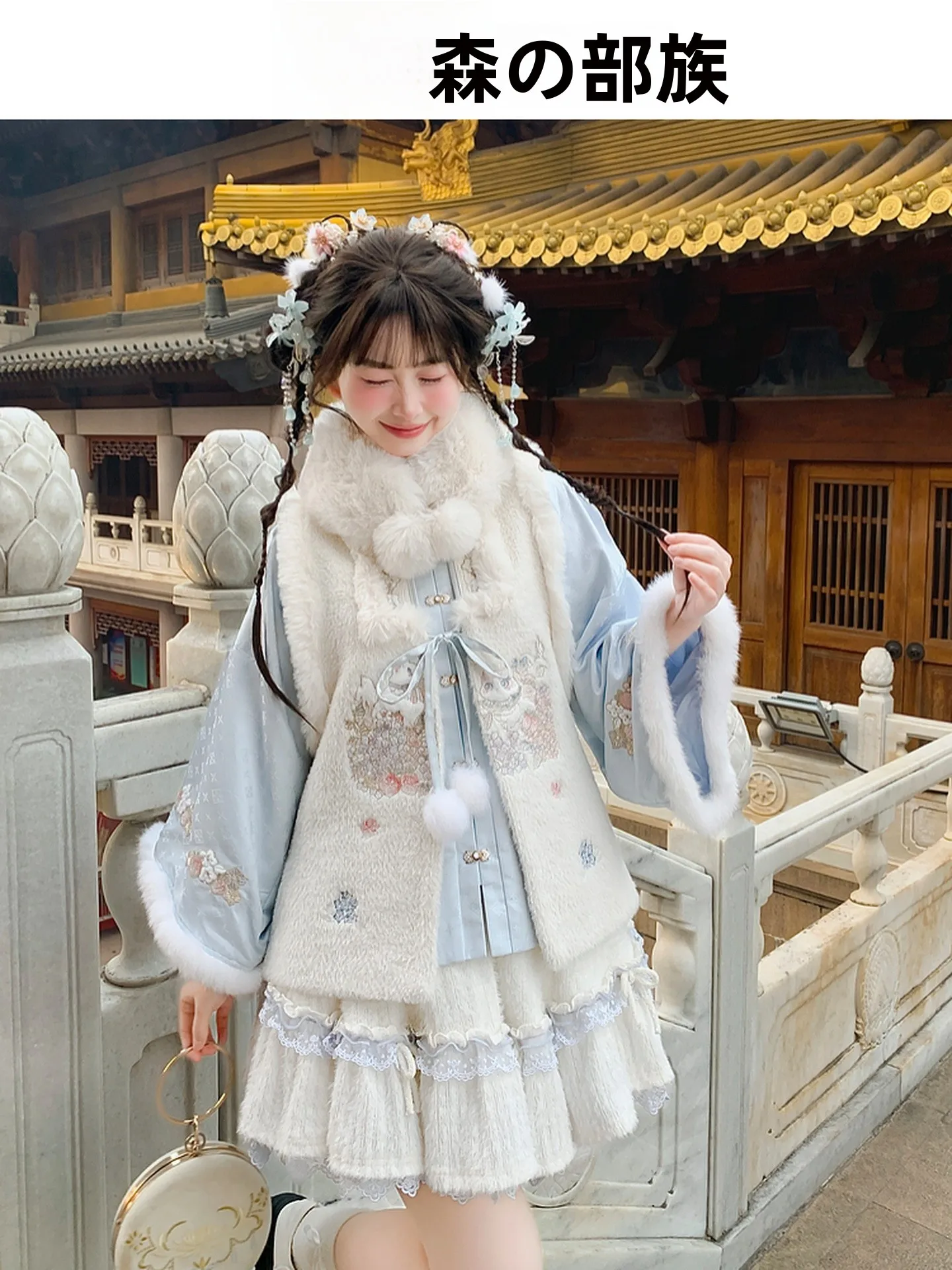 Светло-голубой комплект Ханьфу: вышитая кружевная бархатная рубашка с воротником, длинный жилет и юбка. Традиционный китайский костюм для женщин.
Светло-голубой комплект Ханьфу: вышитая кружевная бархатная рубашка с воротником, длинный жилет и юбка. Традиционный китайский костюм для женщин.