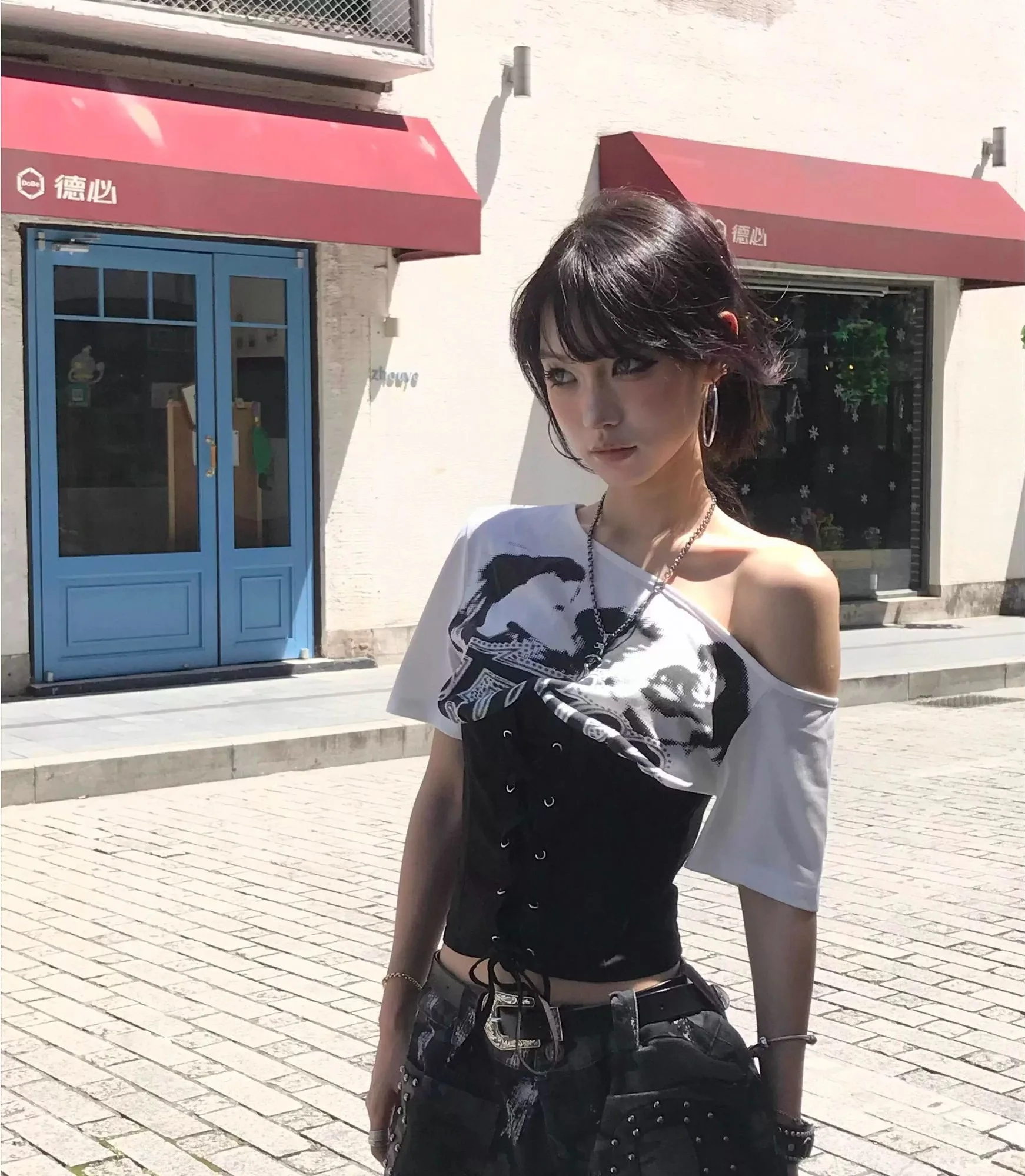American High Street Off-Shoulder T-Shirt Women Summer New Niche Design Contrast Color Spliced Short-Sleeved Strap Trotter Top
American High Street Off-Shoulder T-Shirt Women Summer New Niche Design Contrast Color Spliced Short-Sleeved Strap Trotter Top