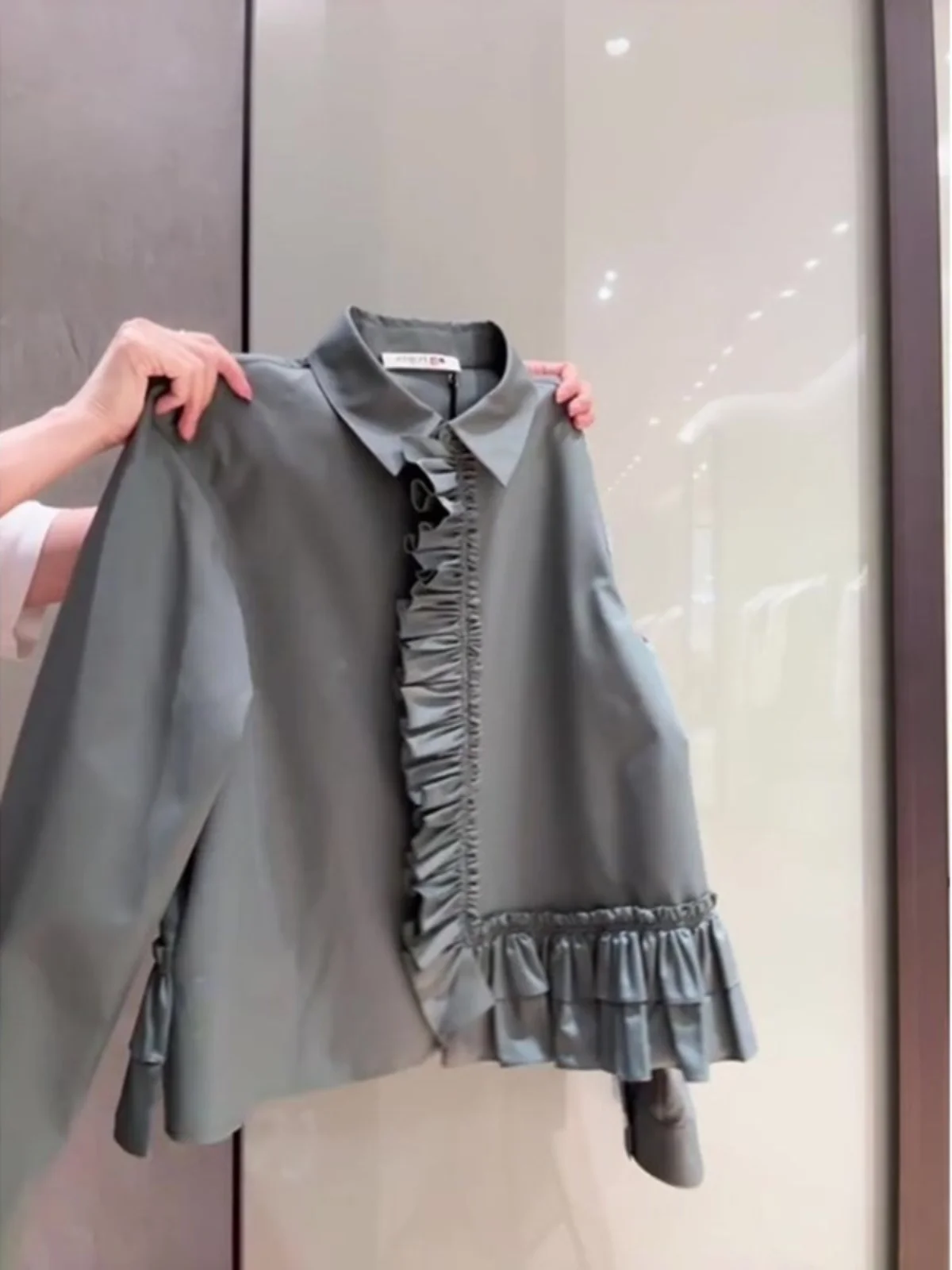 Elegant Grey Long Sleeve Shirt with Wood Grain Design Versatile Fashionable Spring Commute Style Korean Straight Cut
Elegant Grey Long Sleeve Shirt with Wood Grain Design Versatile Fashionable Spring Commute Style Korean Straight Cut