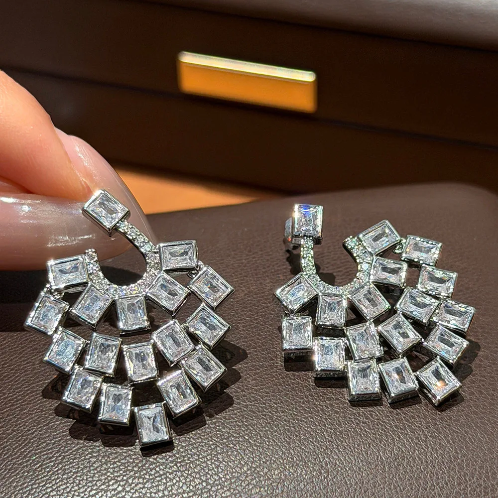 Korean Fashion Long Zircon Elegant New Light Luxury Flower Earrings
Korean Fashion Long Zircon Elegant New Light Luxury Flower Earrings