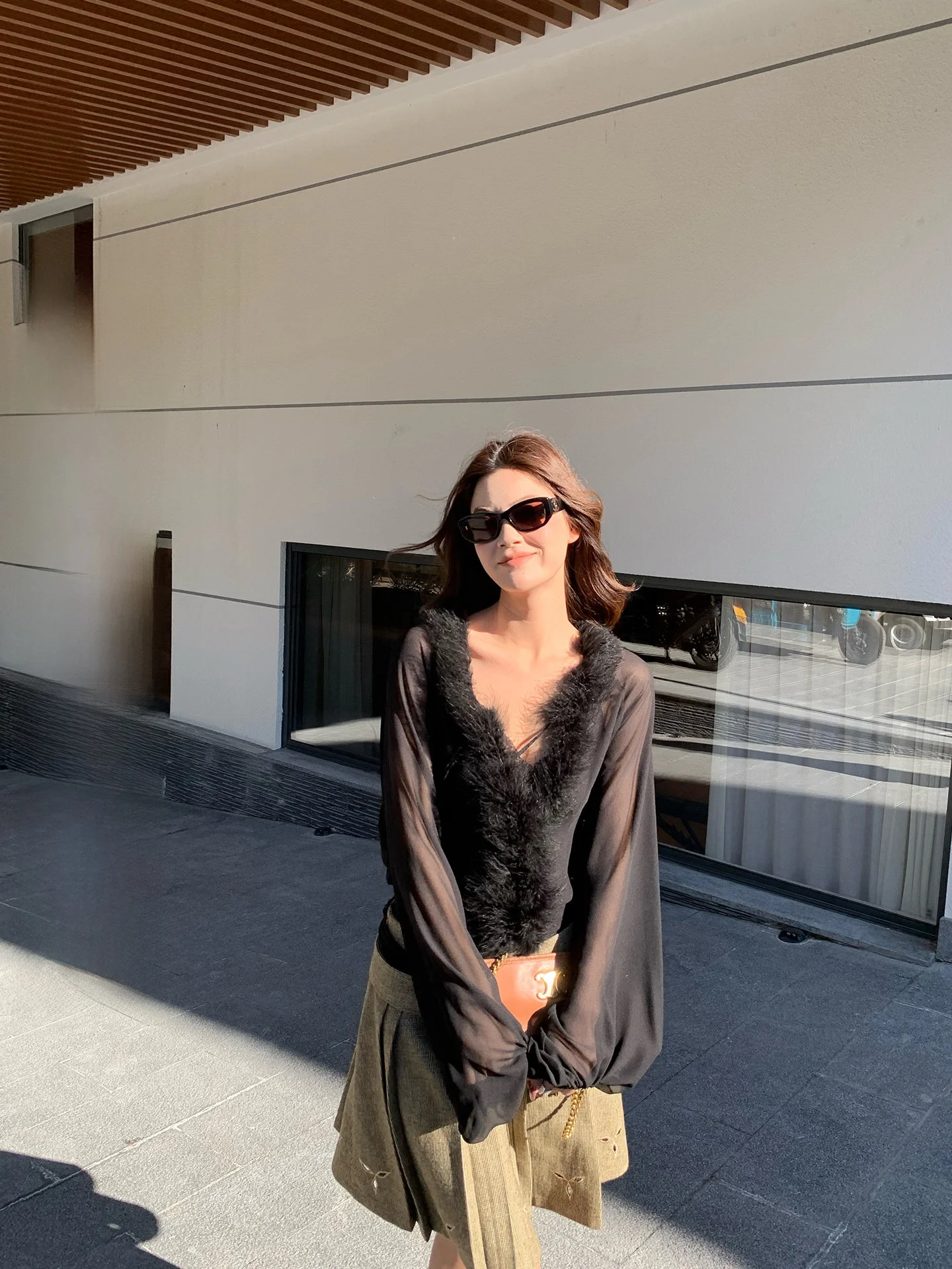 Loose Fit V-Neck Tunic Shirt Women's Spring New Style Ostrich Feather Trim Chiffon Top Casual Style Long Sleeve Belted Shirt
Loose Fit V-Neck Tunic Shirt Women's Spring New Style Ostrich Feather Trim Chiffon Top Casual Style Long Sleeve Belted Shirt
