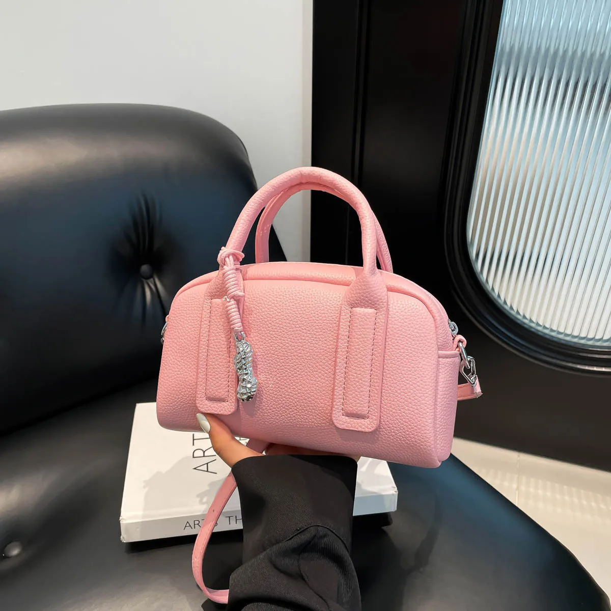 Новинка 2025, мини-сумка-подушка для женщин, роскошная сумка через плечо, сверхлегкая сумка, шикарная и элегантная для повседневного ношения
Новинка 2025, мини-сумка-подушка для женщин, роскошная сумка через плечо, сверхлегкая сумка, шикарная и элегантная для повседневного ношения