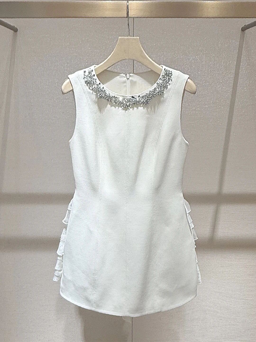 Уникальный белый жилет Svel с круглым вырезом, украшенный стразами, и женская юбка А-силуэта с высокой талией для офиса, осенняя коллекция.
Уникальный белый жилет Svel с круглым вырезом, украшенный стразами, и женская юбка А-силуэта с высокой талией для офиса, осенняя коллекция.