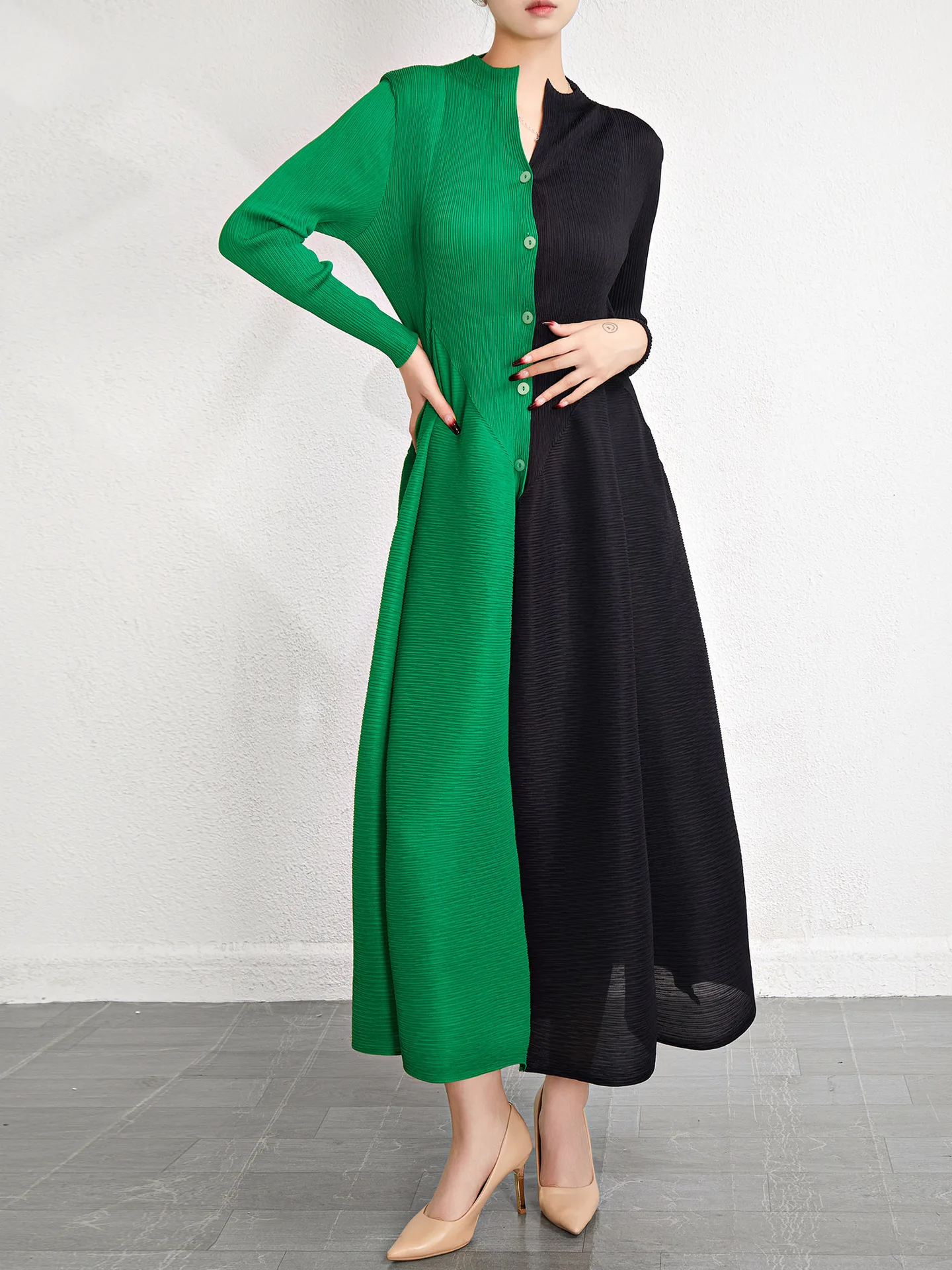 French Contrast Temperament V-neck Miyake Pleated Dress Waist Slim Loose Drape Dresses Women Clothing Autumn 2023 New
French Contrast Temperament V-neck Miyake Pleated Dress Waist Slim Loose Drape Dresses Women Clothing Autumn 2023 New