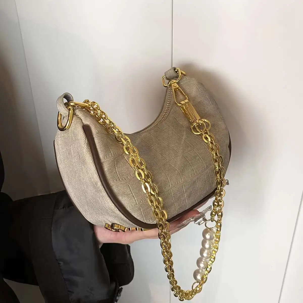 Single Shoulder Women's Bag New Handbag Women Handbags For Women Trendy Casual Simple Stylish With Chain Commuting Underarm Y2k
Single Shoulder Women's Bag New Handbag Women Handbags For Women Trendy Casual Simple Stylish With Chain Commuting Underarm Y2k