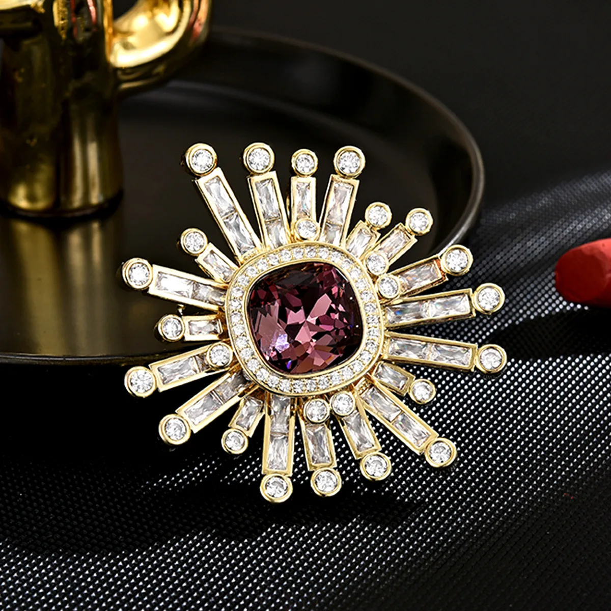 Sunflower Crystal Brooch, Vintage European Style, Luxury Versatile Corsage Pin
Sunflower Crystal Brooch, Vintage European Style, Luxury Versatile Corsage Pin