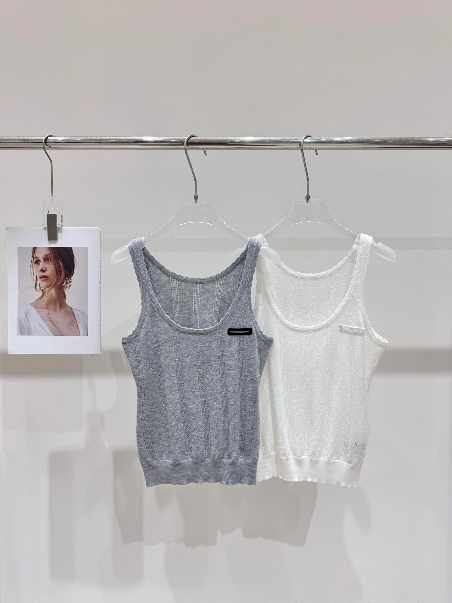 Модный бренд VIBE: Ажурный вязаный жилет с U-образным вырезом для женщин, универсальная базовая безрукавка, верхняя одежда для многослойных образов, весна-лето
Модный бренд VIBE: Ажурный вязаный жилет с U-образным вырезом для женщин, универсальная базовая безрукавка, верхняя одежда для многослойных образов, весна-лето