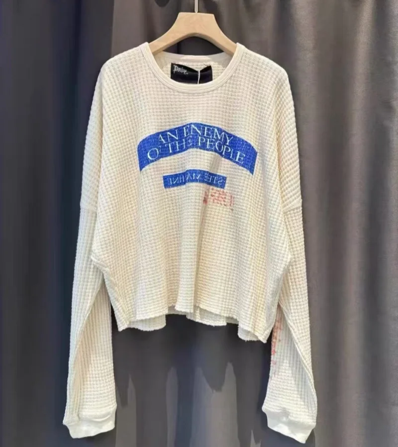 26SS New Paly Crew Neck Sweatshirt with Letter Print in Apricot Waffle Weave for Men and Women Long-Sleeved T-Shirt
26SS New Paly Crew Neck Sweatshirt with Letter Print in Apricot Waffle Weave for Men and Women Long-Sleeved T-Shirt