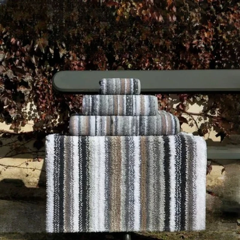 Absorbent carpet foot pad non-slip bedroom door mat thickened
Absorbent carpet foot pad non-slip bedroom door mat thickened