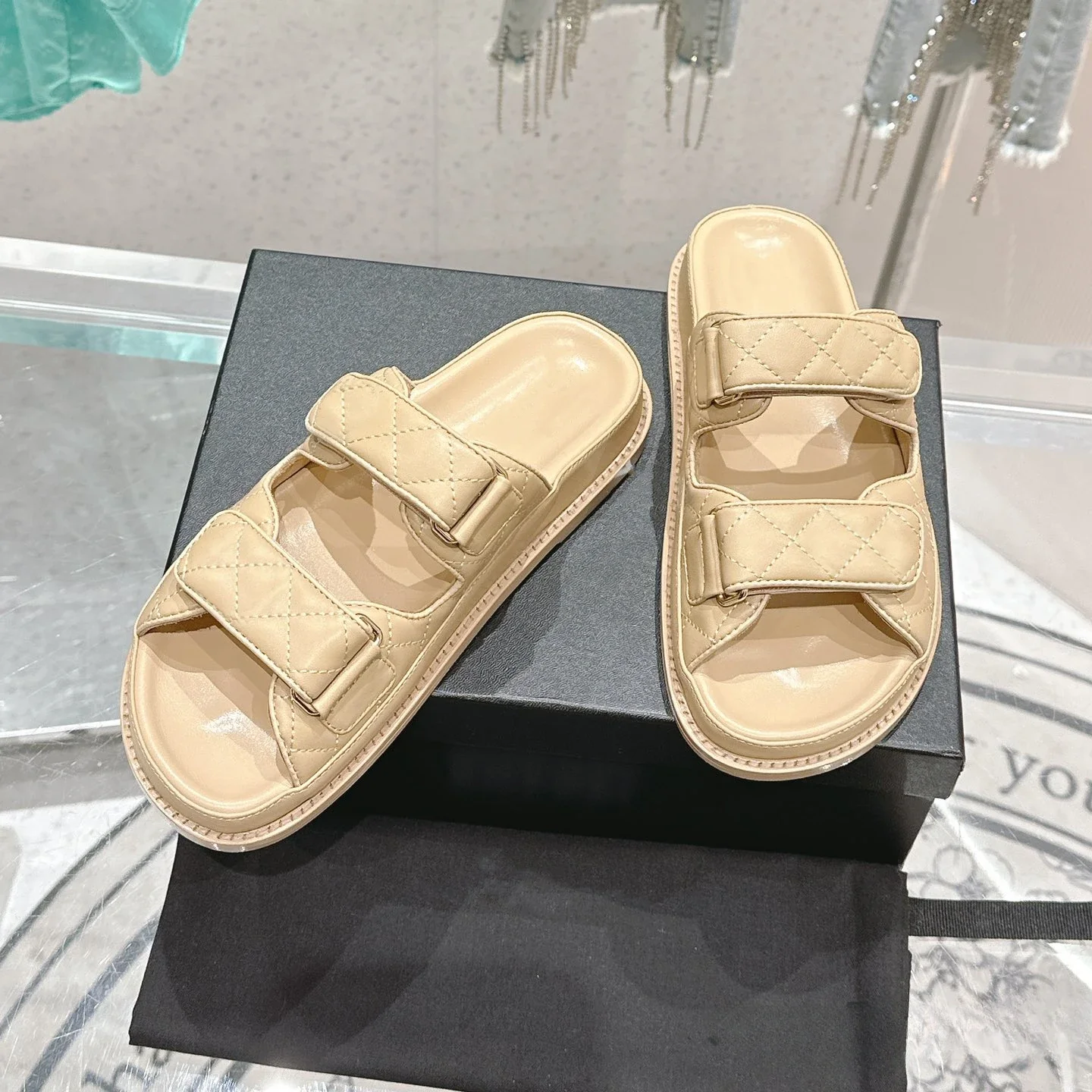 Summer Women Slippes Fashion Genuine Leather Women Slippers Low Heels Sewing Slides Flat Runway Outfit Platform Wedges Slippers
Summer Women Slippes Fashion Genuine Leather Women Slippers Low Heels Sewing Slides Flat Runway Outfit Platform Wedges Slippers