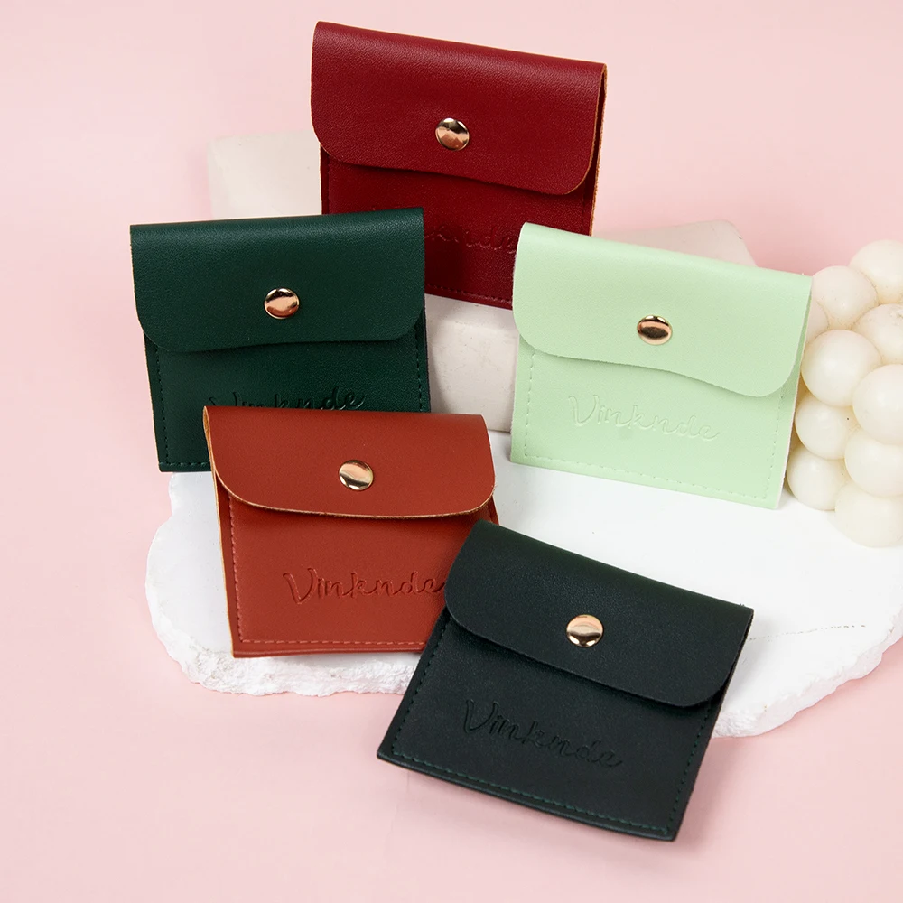 Оптовая продажа, 50 упаковок, сумки на пуговицах для хранения ювелирных изделий из искусственной кожи, сумка с логотипом для путешествий, свадебные серьги, органайзер для колец
Оптовая продажа, 50 упаковок, сумки на пуговицах для хранения ювелирных изделий из искусственной кожи, сумка с логотипом для путешествий, свадебные серьги, органайзер для колец