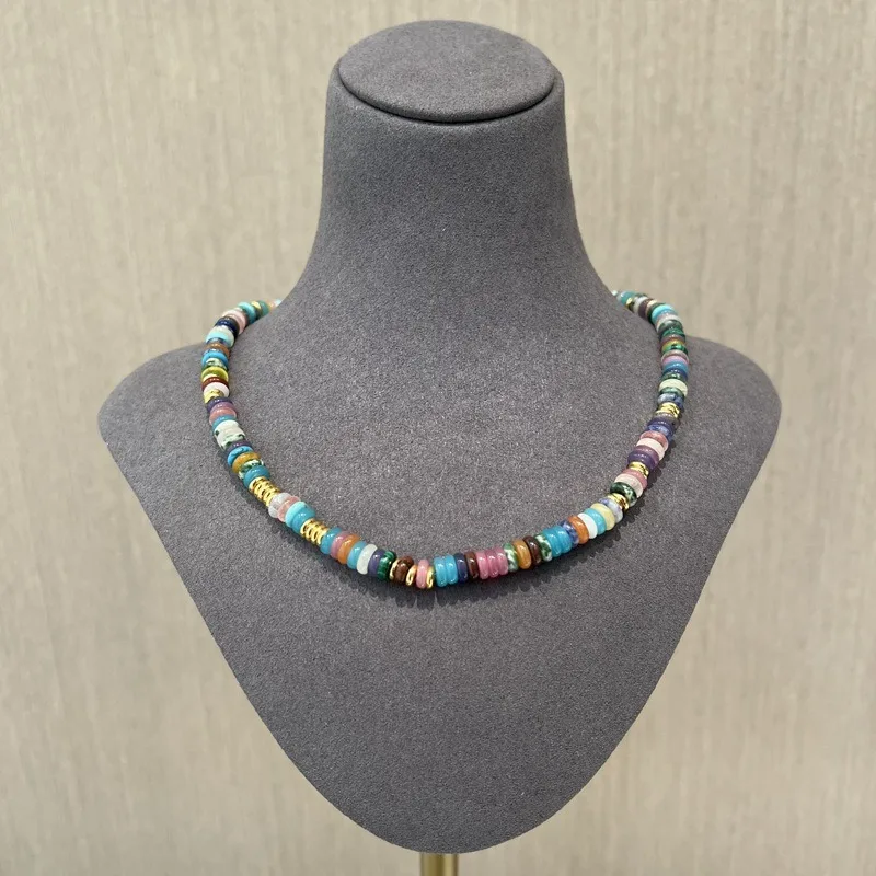 Женское ювелирное изделие из натурального камня
Женское ювелирное изделие из натурального камня