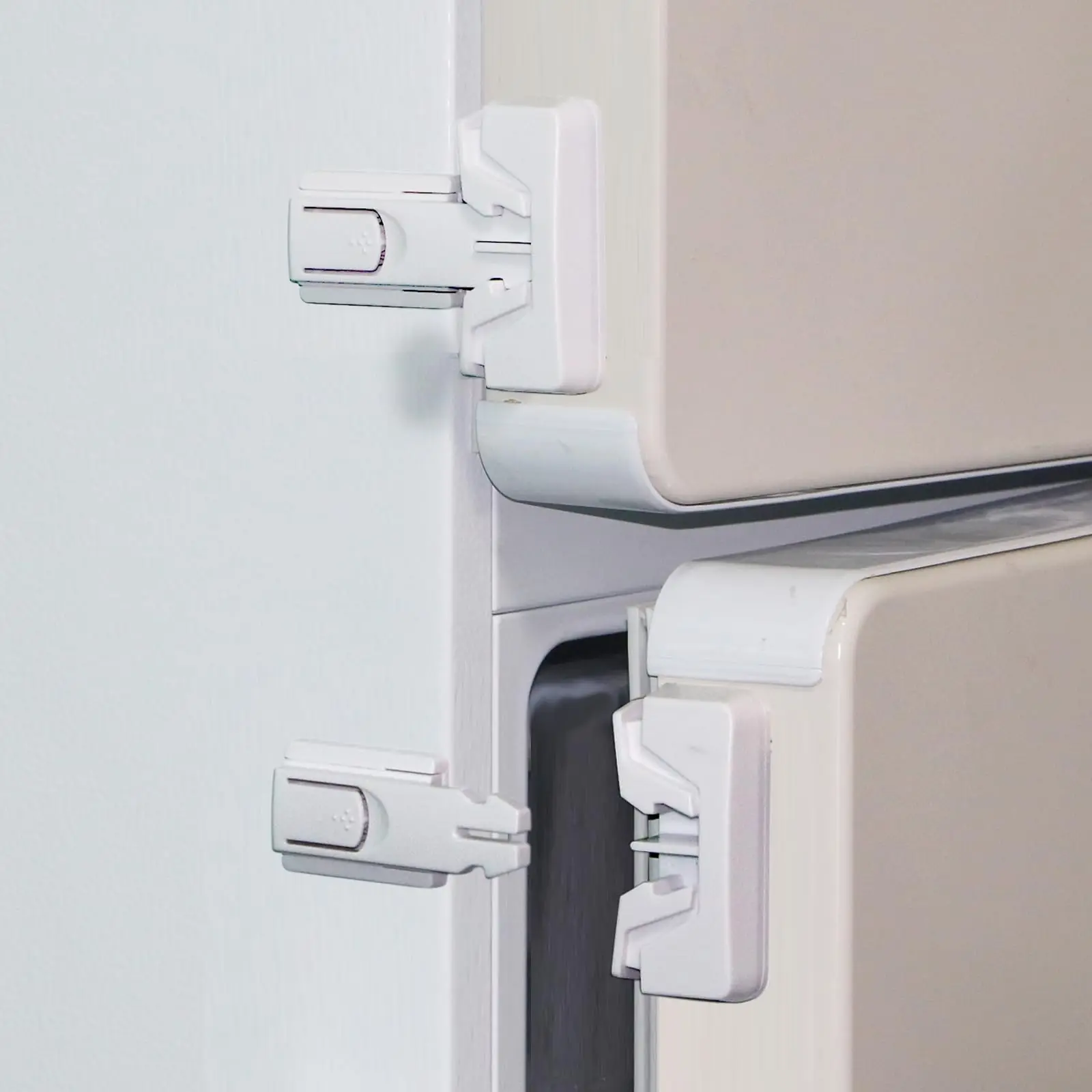 Fridge & dispenser safety lock, child single door, strong tape no-drill, baby protection, home use.
Fridge & dispenser safety lock, child single door, strong tape no-drill, baby protection, home use.