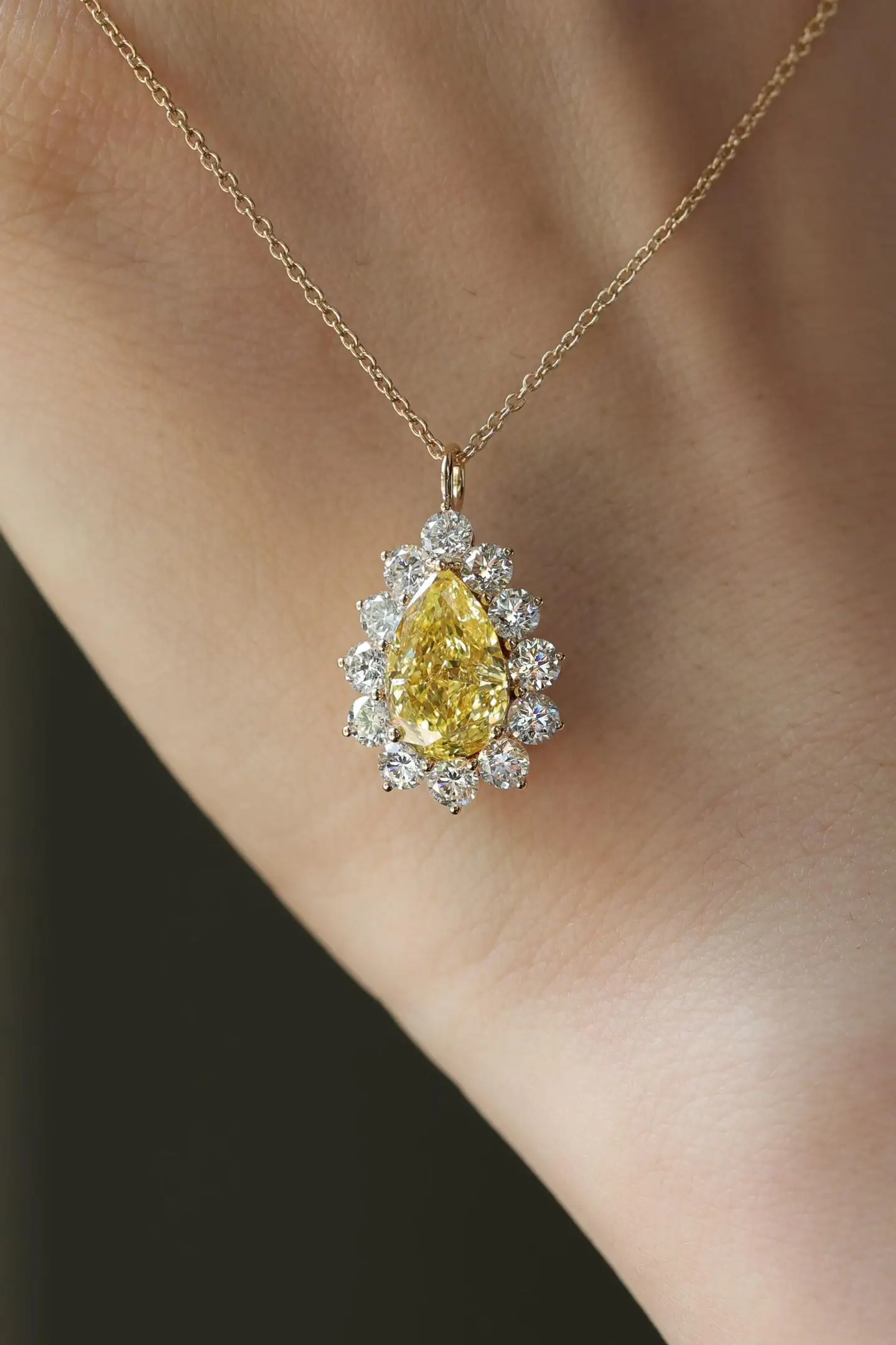 18K Solid Gold Lab-Grown Diamond Necklace IGI Pear-Shaped Yellow Diamond 1CT Customized Pendant Women's Jewelry
18K Solid Gold Lab-Grown Diamond Necklace IGI Pear-Shaped Yellow Diamond 1CT Customized Pendant Women's Jewelry