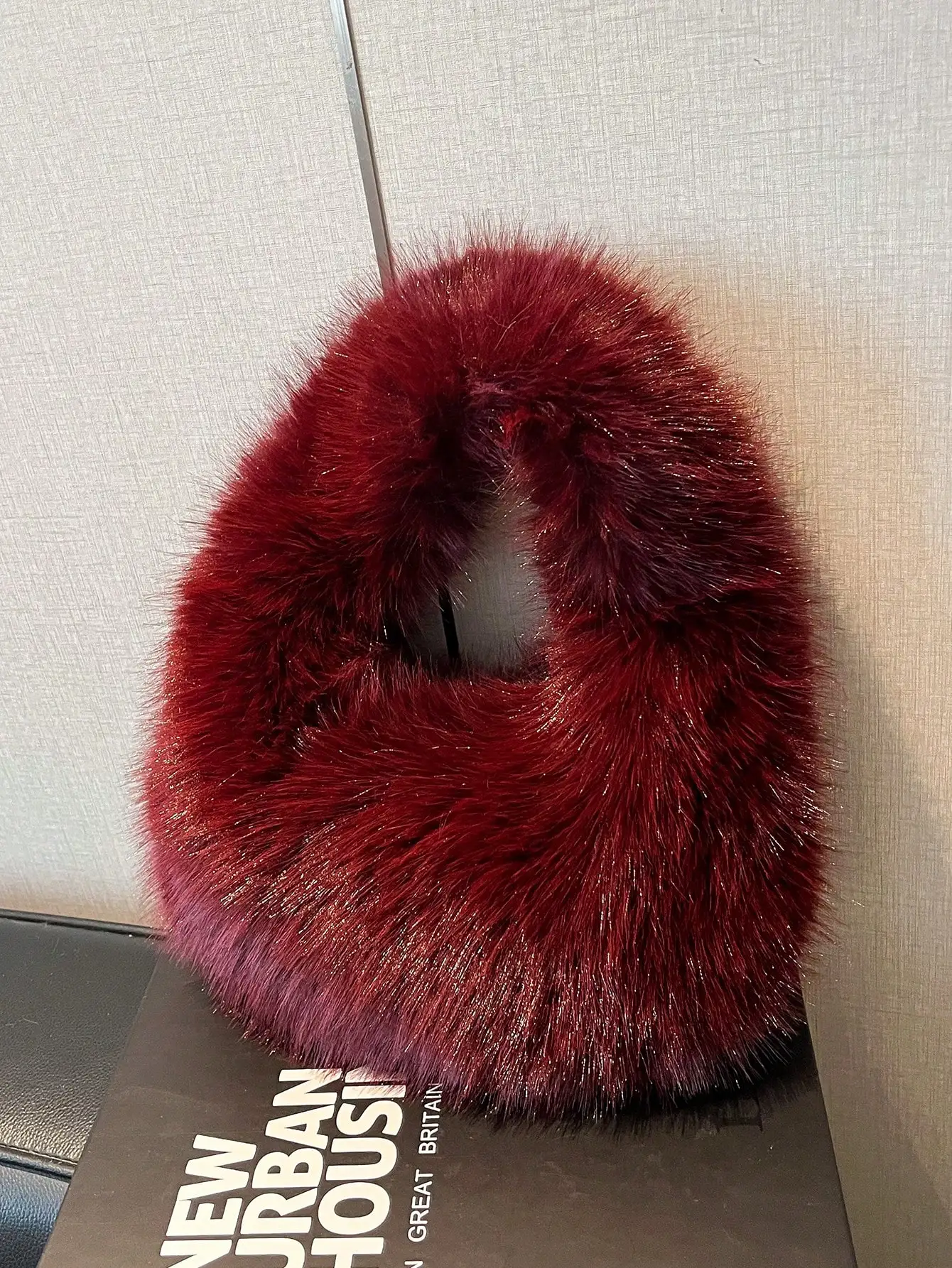 Fluffy Cloud Handbag for Women, Solid Color Plush Commuter Tote for Autumn Winter, Daily Carry, Shopping and Holiday Styling
Fluffy Cloud Handbag for Women, Solid Color Plush Commuter Tote for Autumn Winter, Daily Carry, Shopping and Holiday Styling