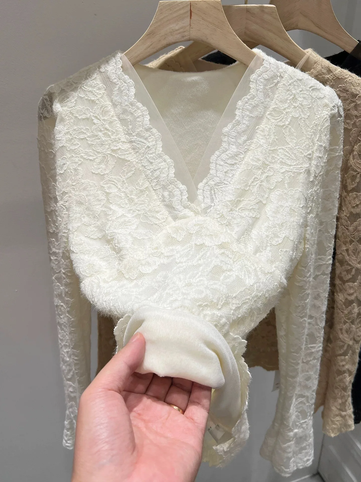 Женский кружевной топ V-Ne Thiened Fce для внутреннего ношения, модный топ для поездок на работу, длинный све, цвет, корейская версия
Женский кружевной топ V-Ne Thiened Fce для внутреннего ношения, модный топ для поездок на работу, длинный све, цвет, корейская версия