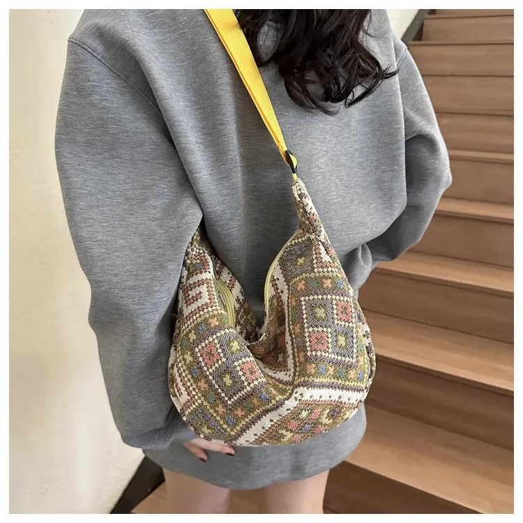Ethnic Style Women's Bag Versatile Embroidered Canvas Crossbody Bag Fashionable Shoulder Bag Casual Leisure Tote Bag
Ethnic Style Women's Bag Versatile Embroidered Canvas Crossbody Bag Fashionable Shoulder Bag Casual Leisure Tote Bag