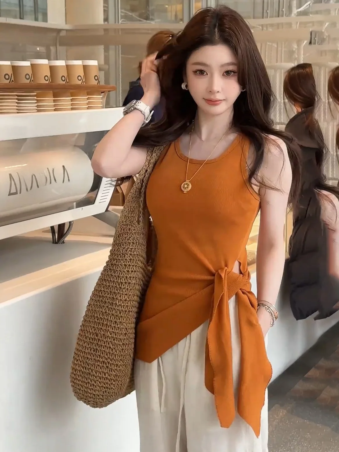 Elegant Knitted Vest Women's Summer Outerwear Shirt Inner Match High-End Feeling Slit Belted Waist-Cinching Sleeveless Top
Elegant Knitted Vest Women's Summer Outerwear Shirt Inner Match High-End Feeling Slit Belted Waist-Cinching Sleeveless Top