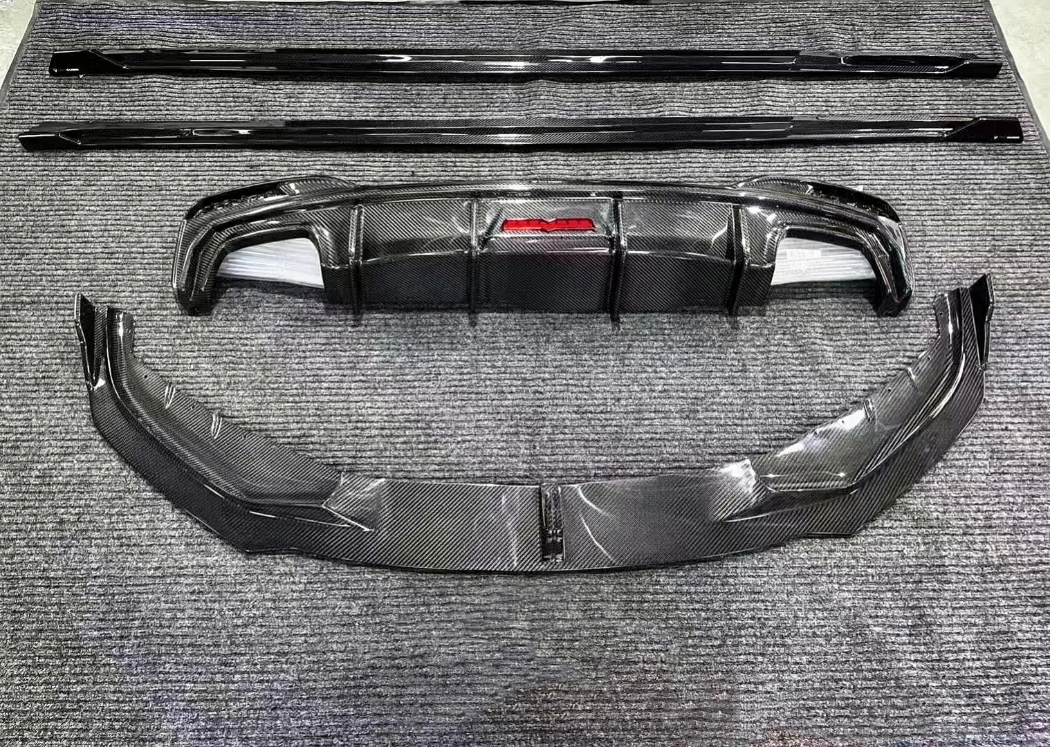 High Quality Dry Carbon Fiber T Style Front Lip Side Skirt and Rear Diffuser for the 21-23 Year for 5 Series G30 G38 Body Kit
High Quality Dry Carbon Fiber T Style Front Lip Side Skirt and Rear Diffuser for the 21-23 Year for 5 Series G30 G38 Body Kit
