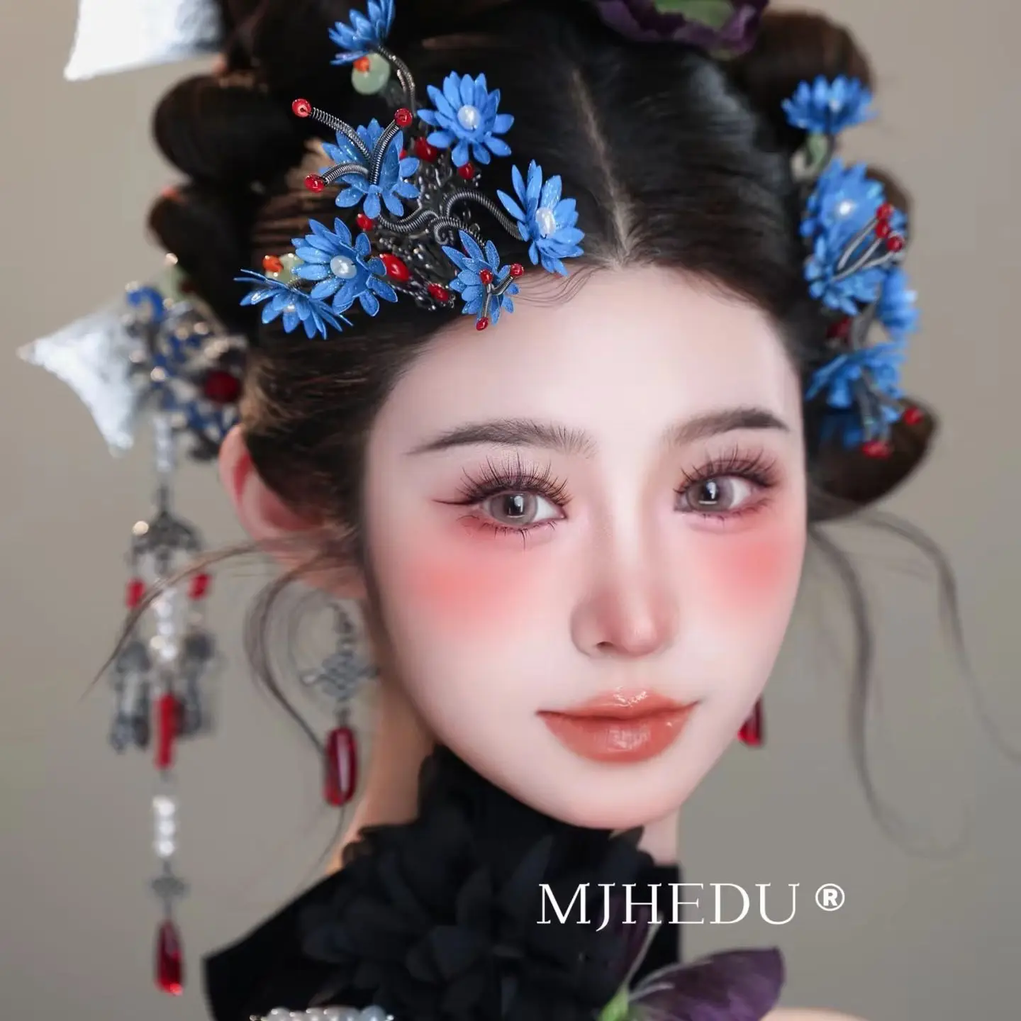 Traditional Blue Flower Chinese Style Bride Wedding Headwear Earring Set Xiuhe Cheongsam Costume Headpiece Accessories
Traditional Blue Flower Chinese Style Bride Wedding Headwear Earring Set Xiuhe Cheongsam Costume Headpiece Accessories