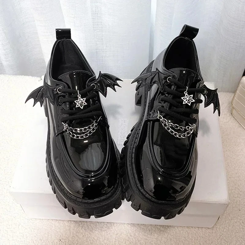 Модные женские туфли на платформе с металлической цепочкой, дизайнерские массивные туфли-лодочки в стиле Лолиты в готическом стиле, женская элегантная униформа в студенческом стиле
Модные женские туфли на платформе с металлической цепочкой, дизайнерские массивные туфли-лодочки в стиле Лолиты в готическом стиле, женская элегантная униформа в студенческом стиле