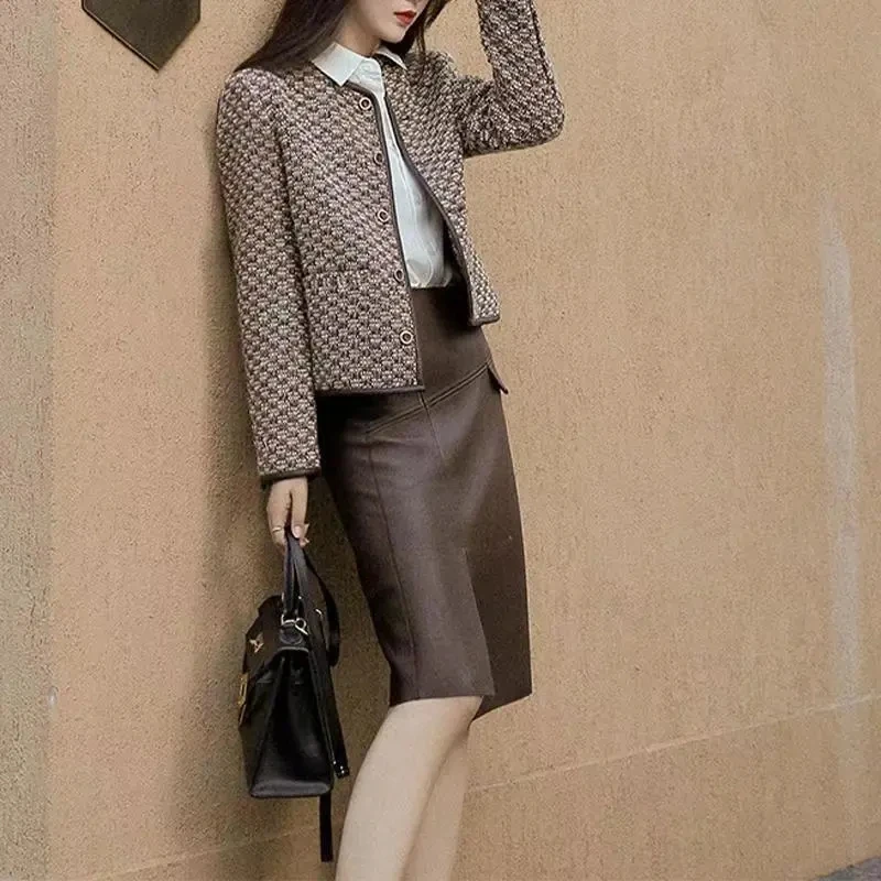 2022 Autumn Winter Outwear Vintage Elegant Plaid Tweed Jackets Women O-Neck Long Sleeve Office Lady Wool Coats
2022 Autumn Winter Outwear Vintage Elegant Plaid Tweed Jackets Women O-Neck Long Sleeve Office Lady Wool Coats