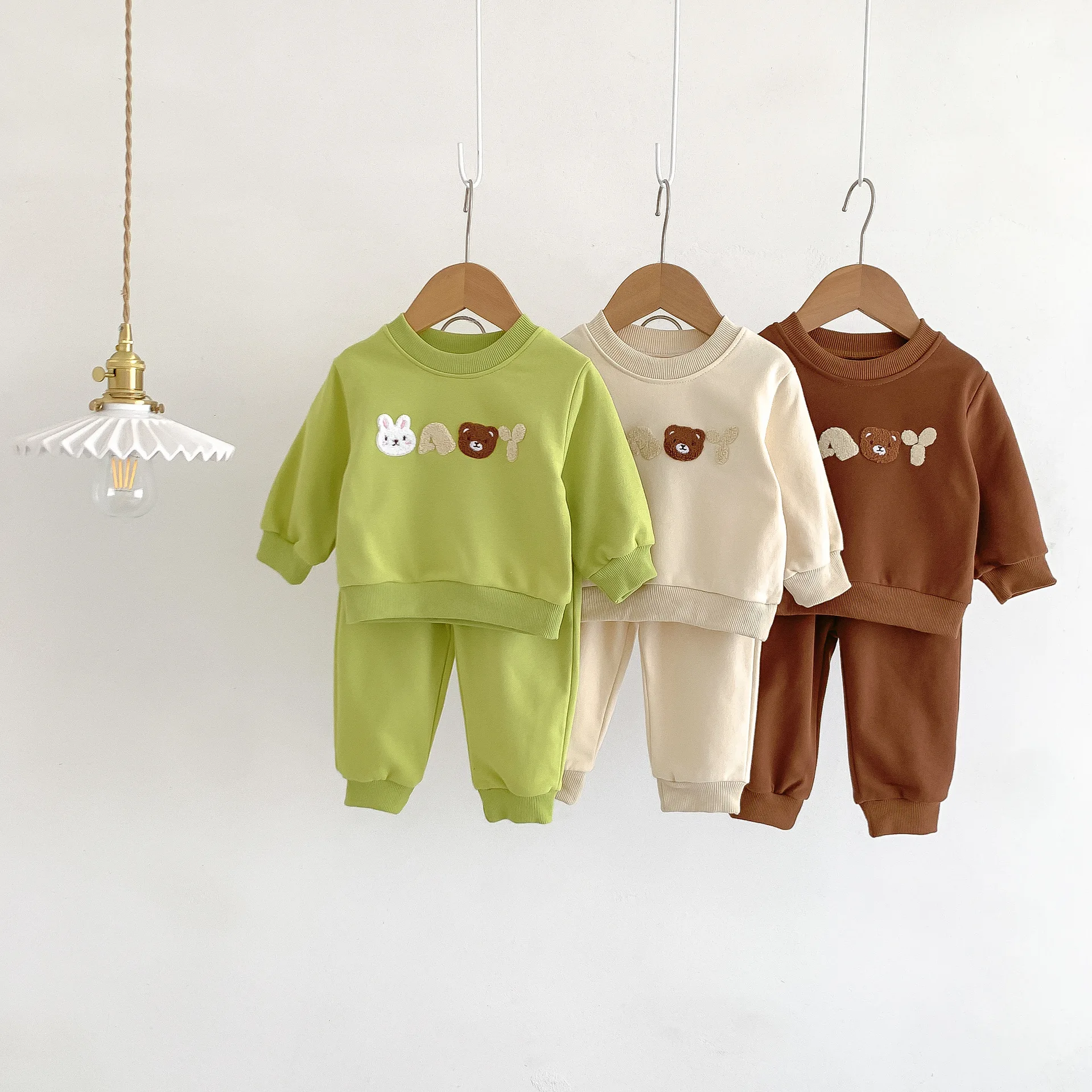 2024ins style children's hoodie casual set Cute bear letters boys and girls baby long sleeve 2 sets suitable for 0-2 years old
2024ins style children's hoodie casual set Cute bear letters boys and girls baby long sleeve 2 sets suitable for 0-2 years old