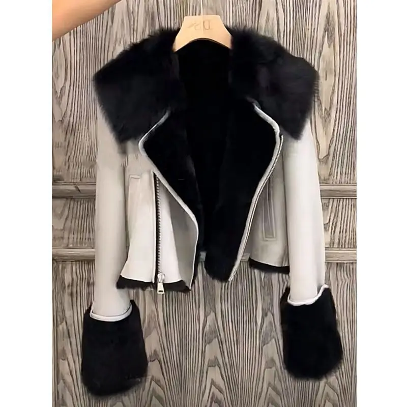 Premium Hair Splicing Fur Jacket Women's Fashion and Comfort Autumn and Winter Young Fur Integrated Locomotive Jacket Top Short
Premium Hair Splicing Fur Jacket Women's Fashion and Comfort Autumn and Winter Young Fur Integrated Locomotive Jacket Top Short