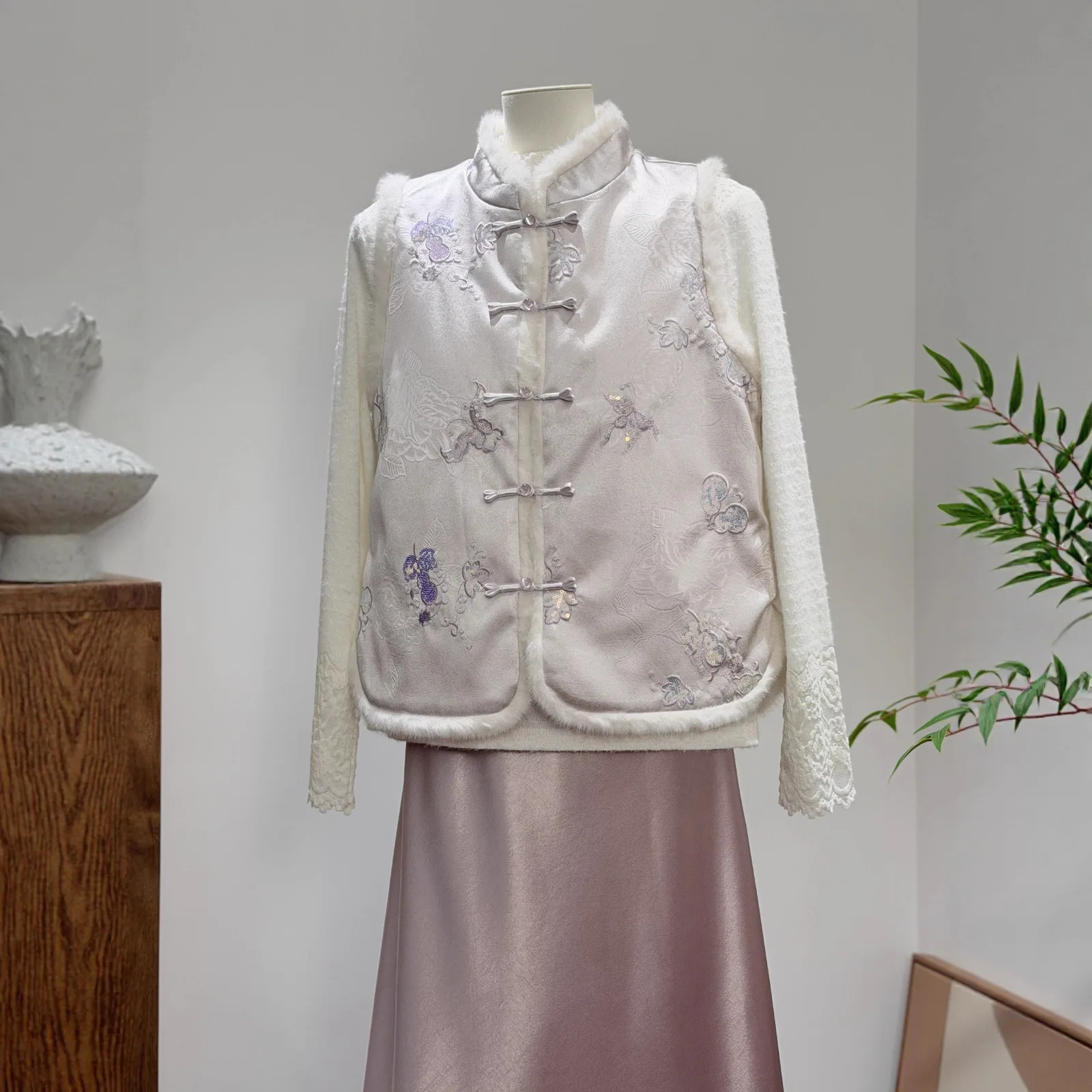 Осенне-зимний женский жилет с вышивкой, на хлопковой подкладке, с воротником-стойкой, свободного кроя, с атласной поверхностью, универсальный, на пуговицах, верхняя одежда
Осенне-зимний женский жилет с вышивкой, на хлопковой подкладке, с воротником-стойкой, свободного кроя, с атласной поверхностью, универсальный, на пуговицах, верхняя одежда