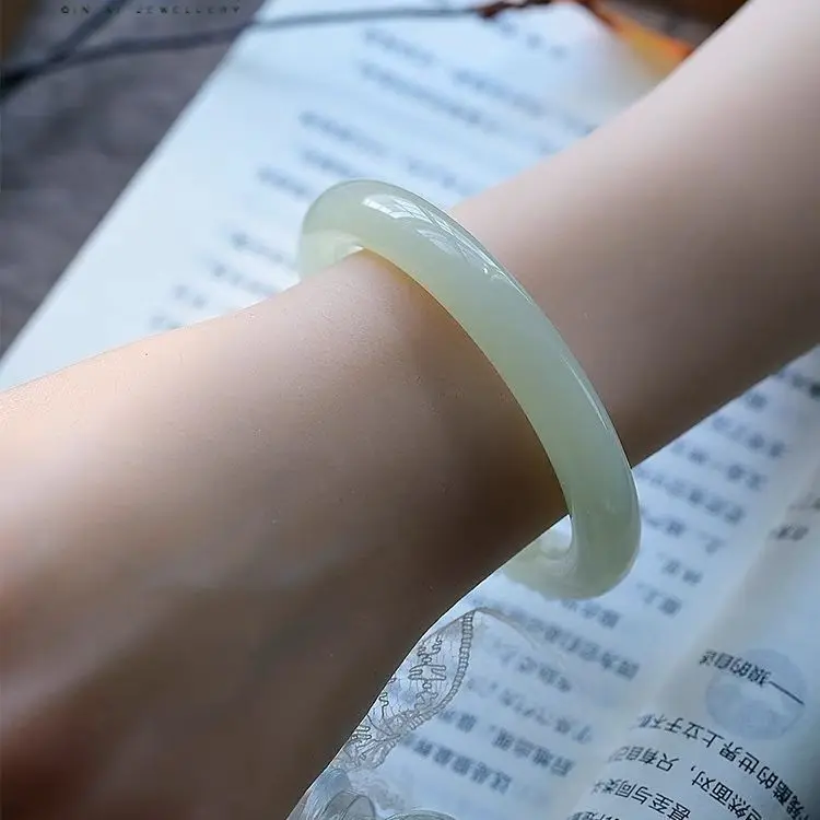 Material Greenish White Jade Fat round Bar Water Ladies' Bracelet Hetian Gray Jade Women's Fairy round Bar New Jade Bracelet
Material Greenish White Jade Fat round Bar Water Ladies' Bracelet Hetian Gray Jade Women's Fairy round Bar New Jade Bracelet